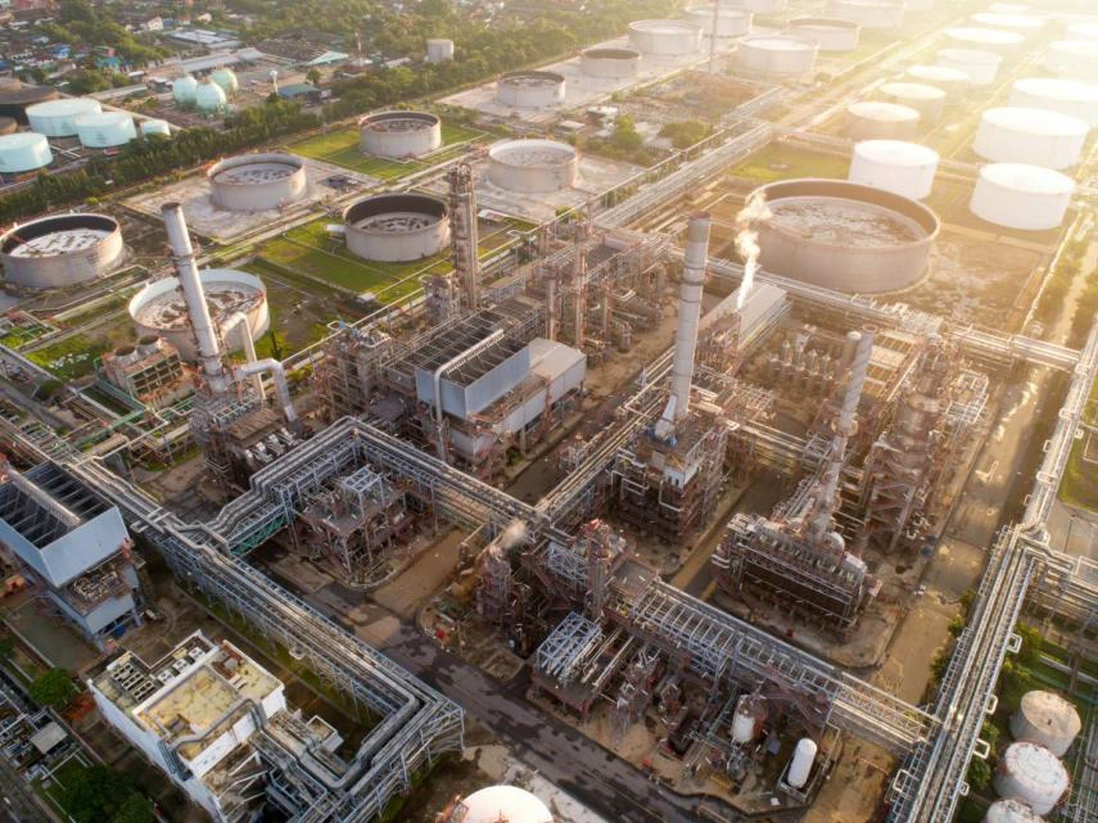 Vista aérea de una refinería de petróleo y una planta petroquímica al atardecer, Bangkok, Tailandia.