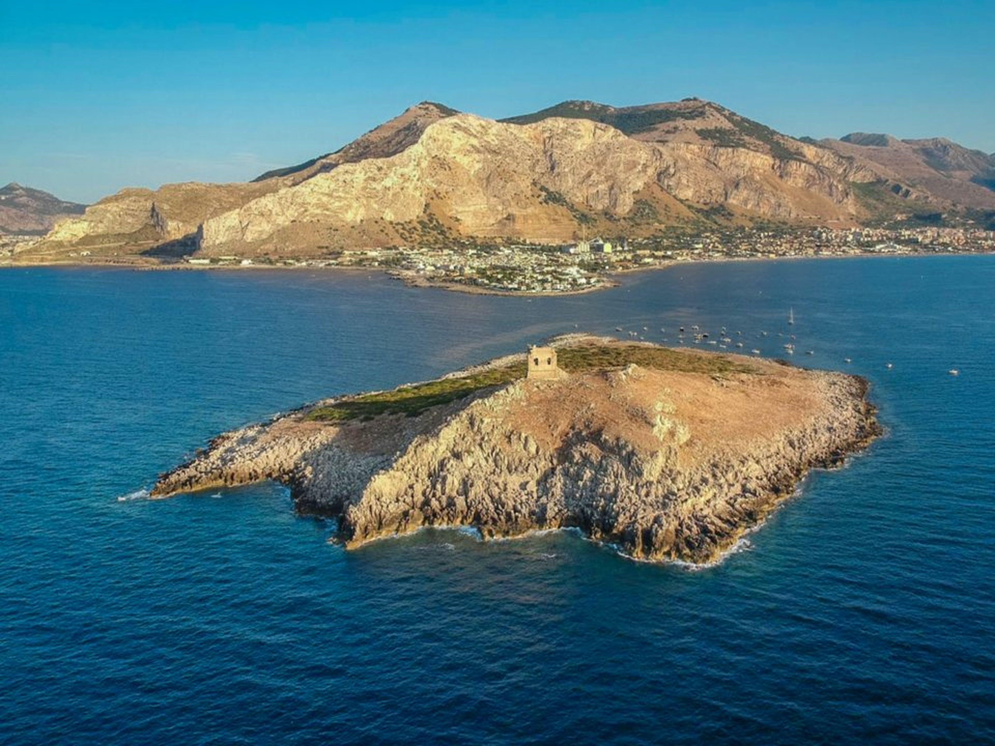 Isola delle Femmine, con la costa de Sicilia al fondo