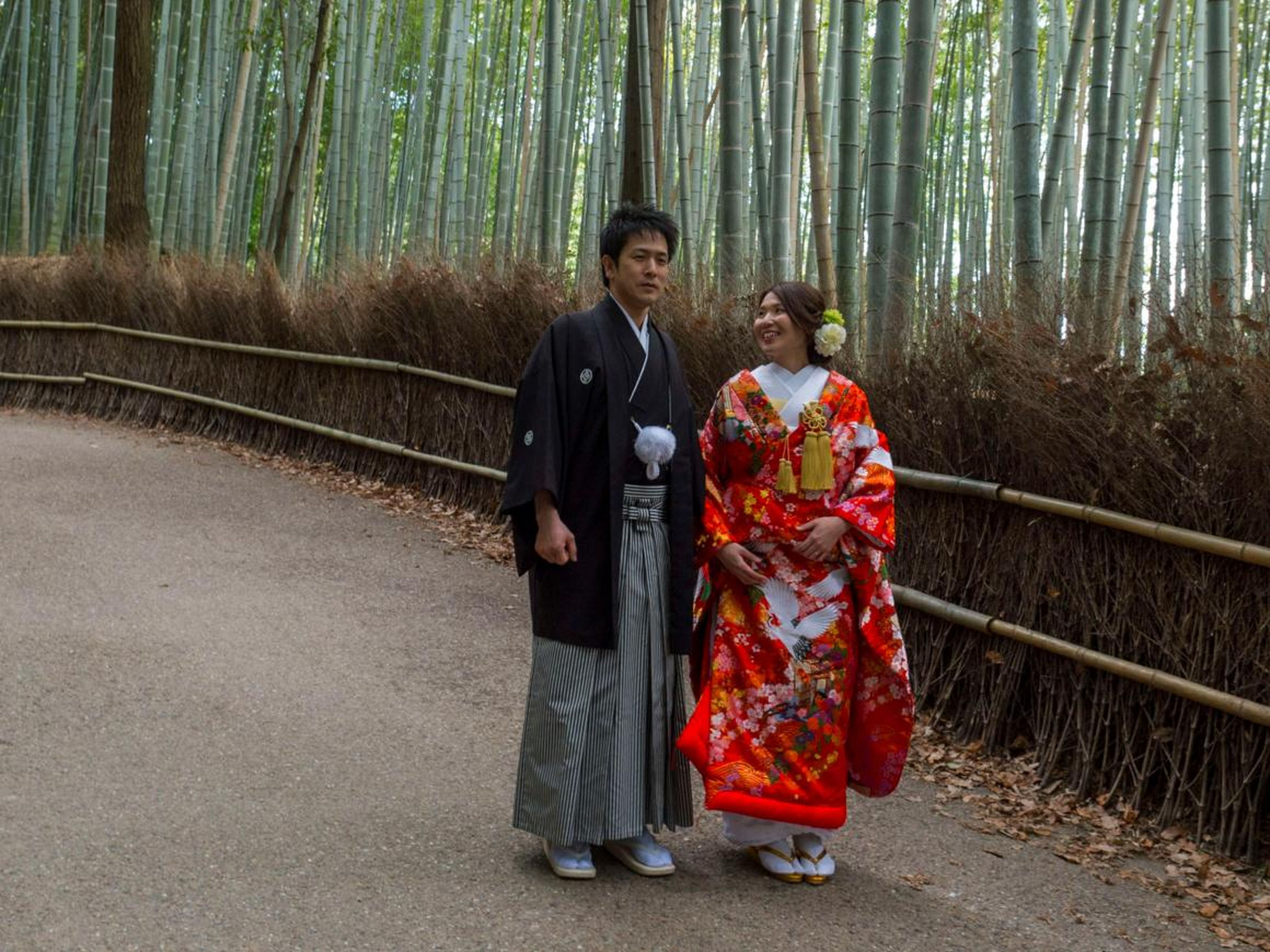 Una novia y un novio fuera del Templo Tenryu-ji, Patrimonio de la Humanidad de la UNESCO en Kyoto, Japón, en 2016.