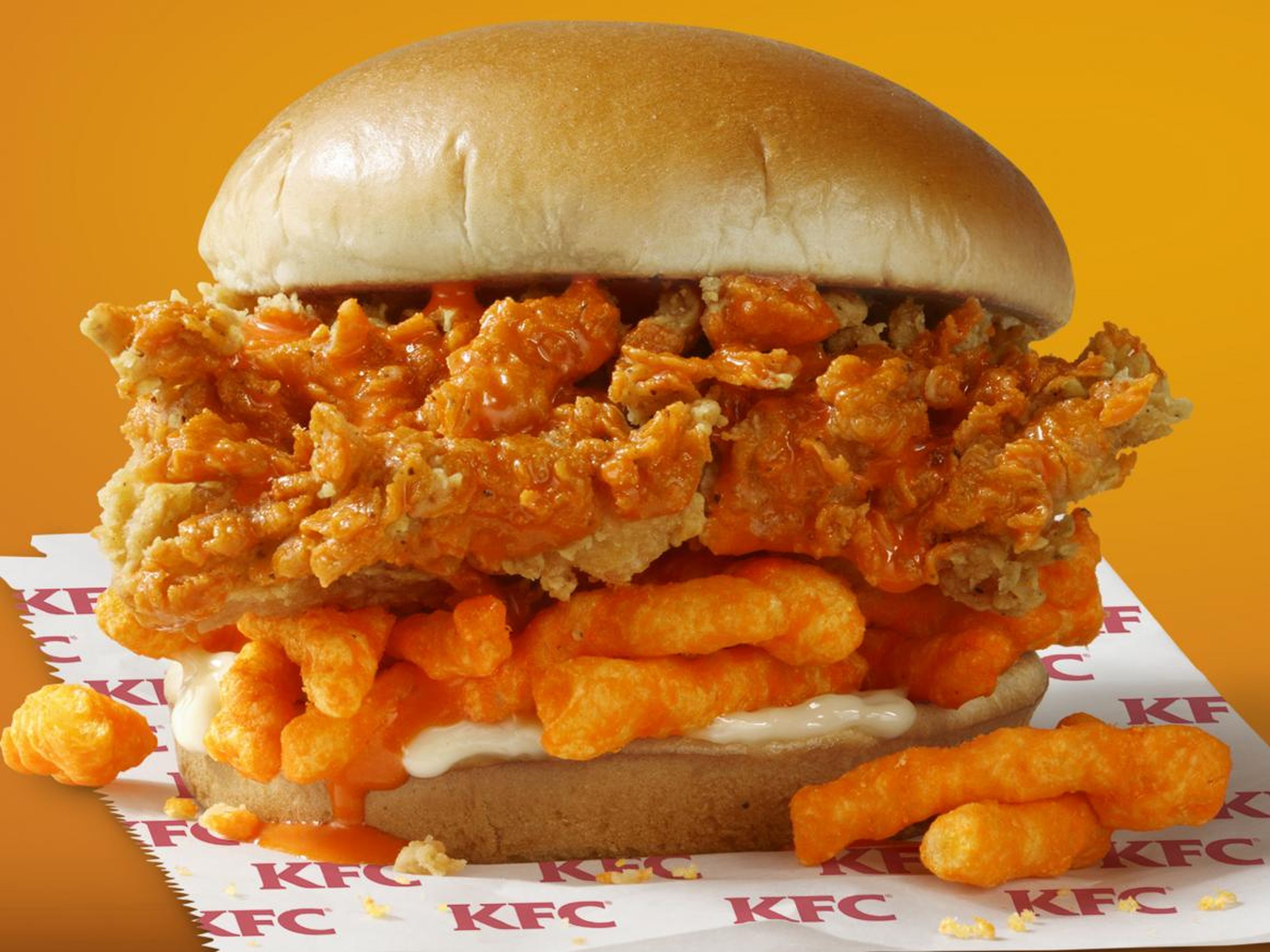 KFC está preparando un sándwich de pollo frito con Cheetos en todos los rincones de Estados Unidos.