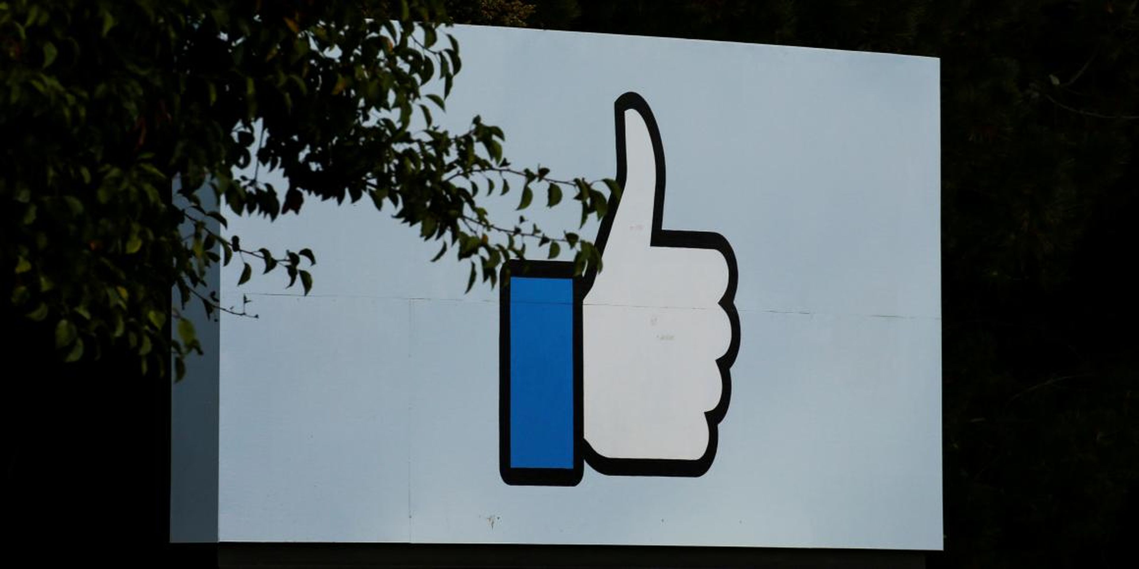 Facebook se ha visto obligado recientemente a lidiar con lo que hay que hacer con las falsificaciones en su plataforma.