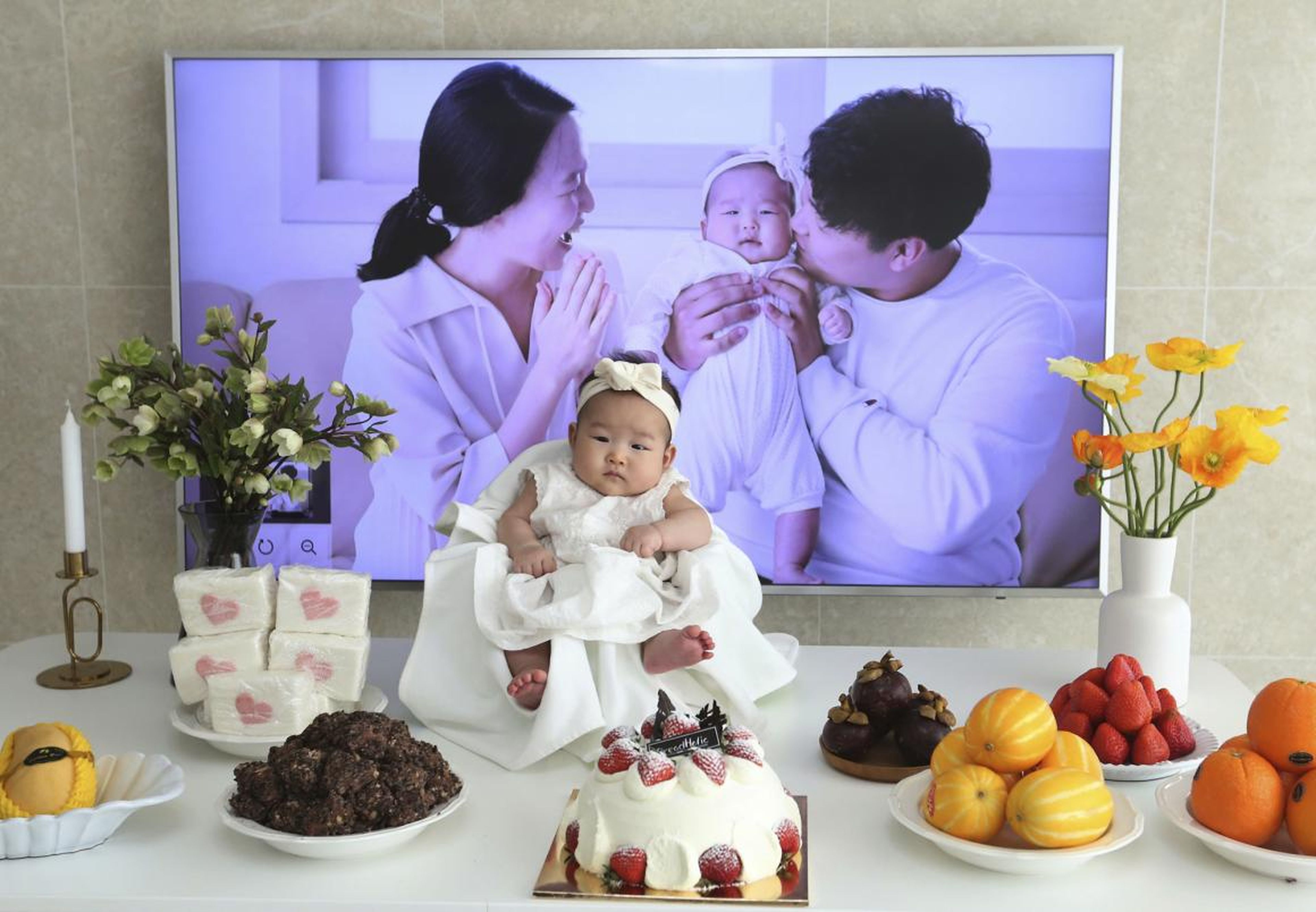 Lee Yoon Seol se sienta para celebrar que tiene 100 días de edad. Cumplió dos años dos horas después de haber nacido el 31 de diciembre de 2018.