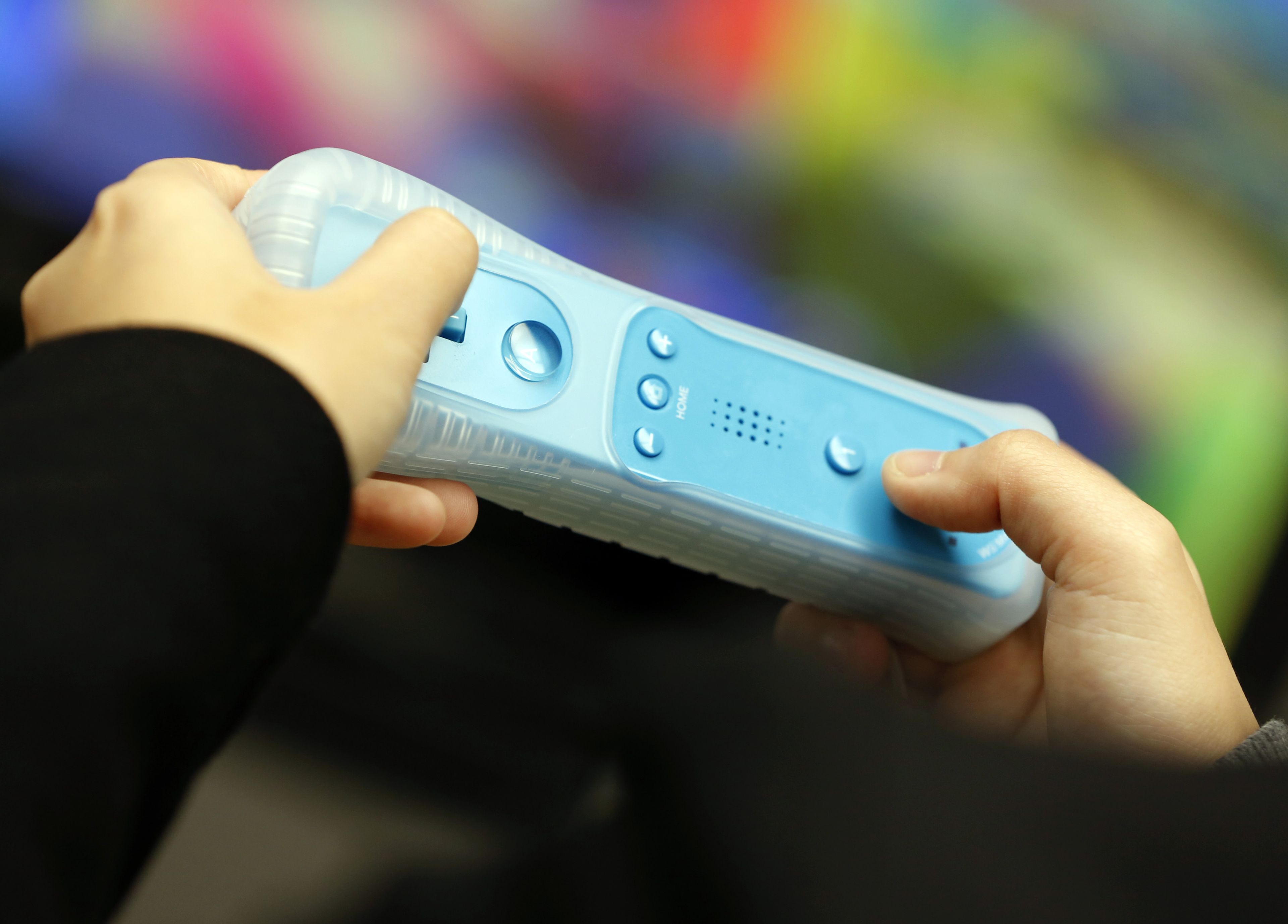 Un mando de Wii azul.