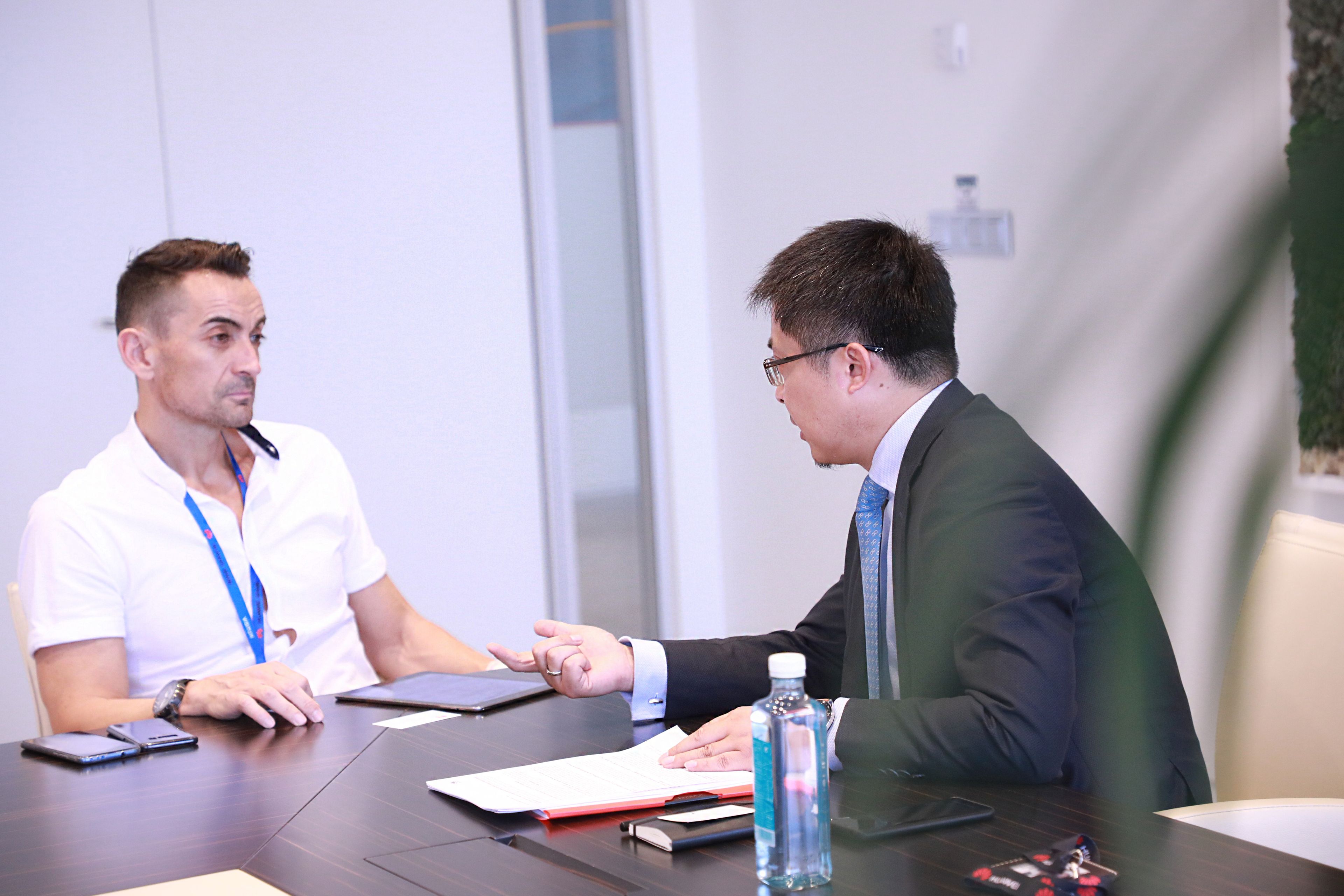 Manuel del Campo, CEO de Axel Springer España (izq) y Tony Jin Yong, CEO de Huawei en España (dcha)