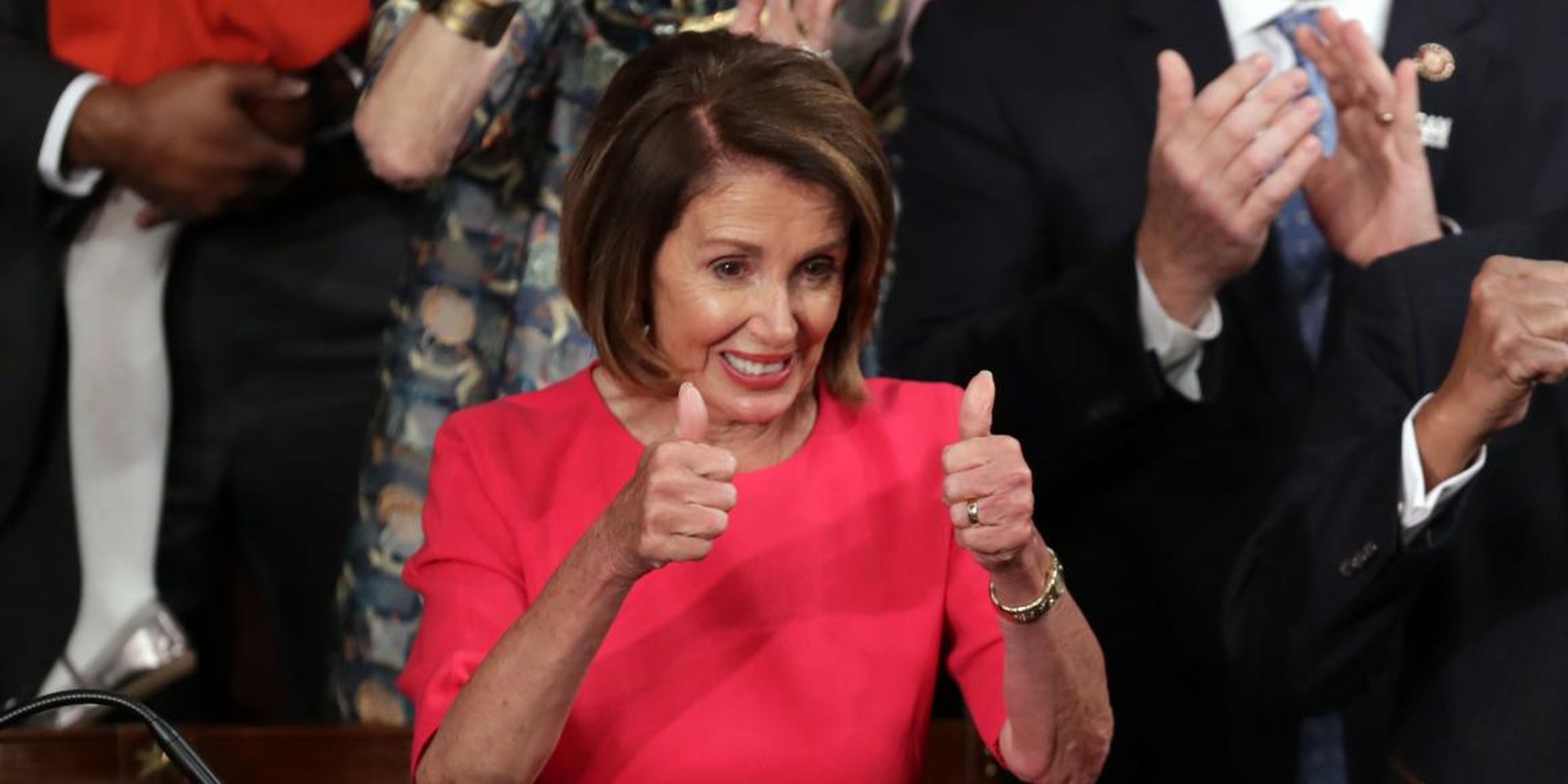 La presidenta de la Cámara de Representantes, Nancy Pelosi (D-CA), hace gestos durante la primera sesión del 116º Congreso en el Capitolio de Estados Unidos el 3 de enero de 2019 en Washington, DC.