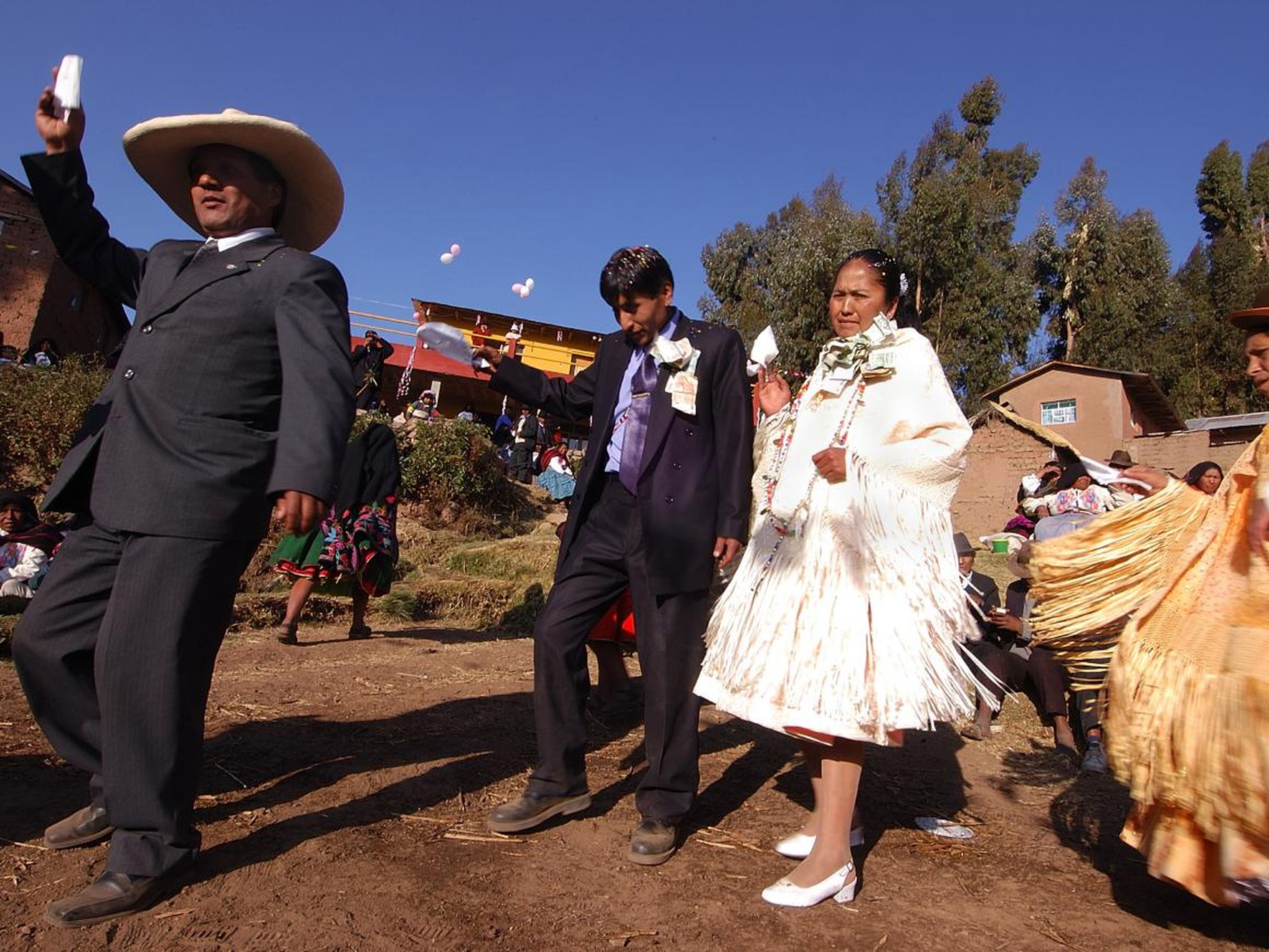 Aquí, la novia lleva una enagua tradicional bordada debajo de una chaqueta con capas de flecos.