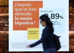 Una mujer pasa por delante de un anuncio de hipotecas en una calle de Madrid