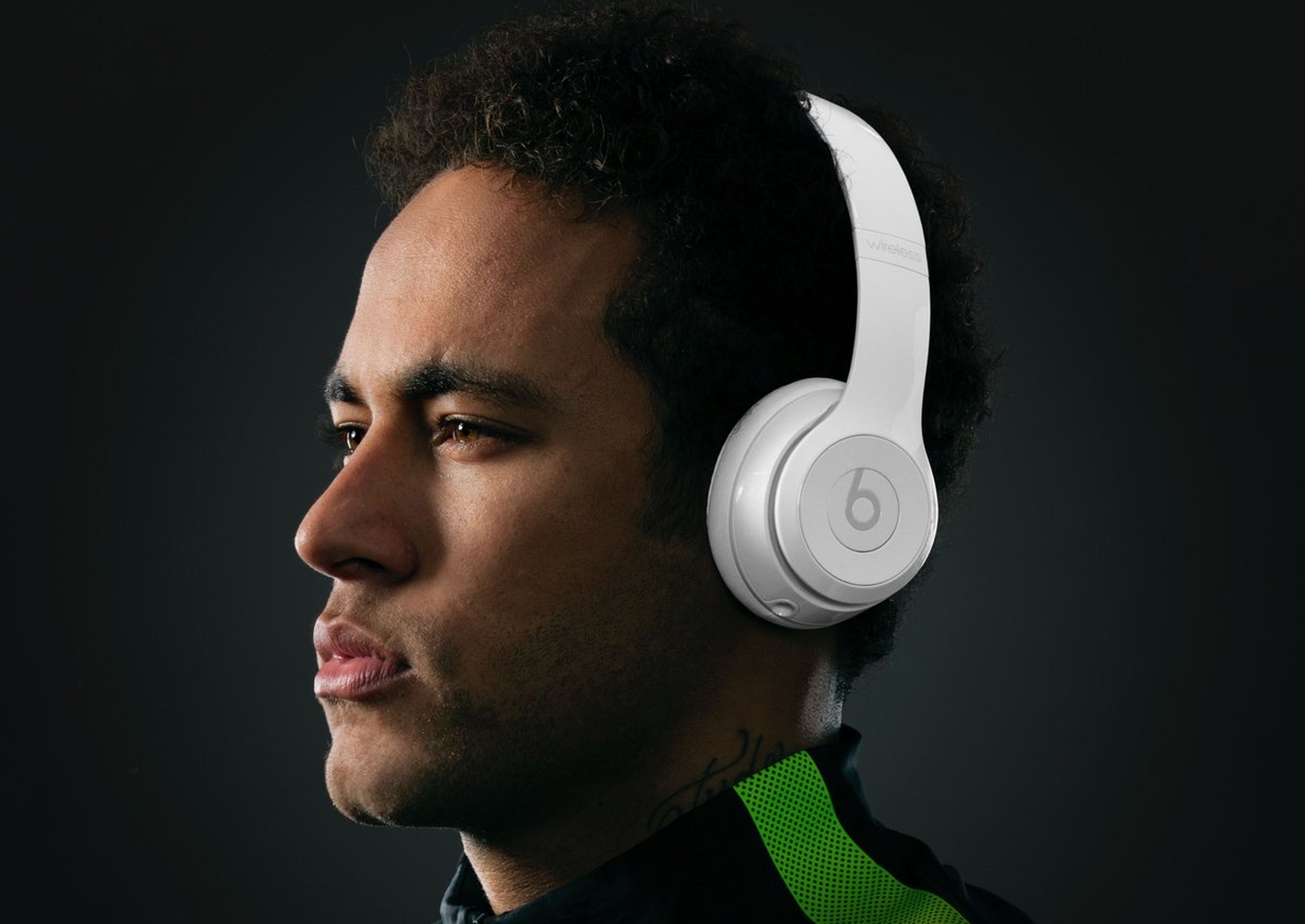 Neymar con unos auriculares Beats by Dre