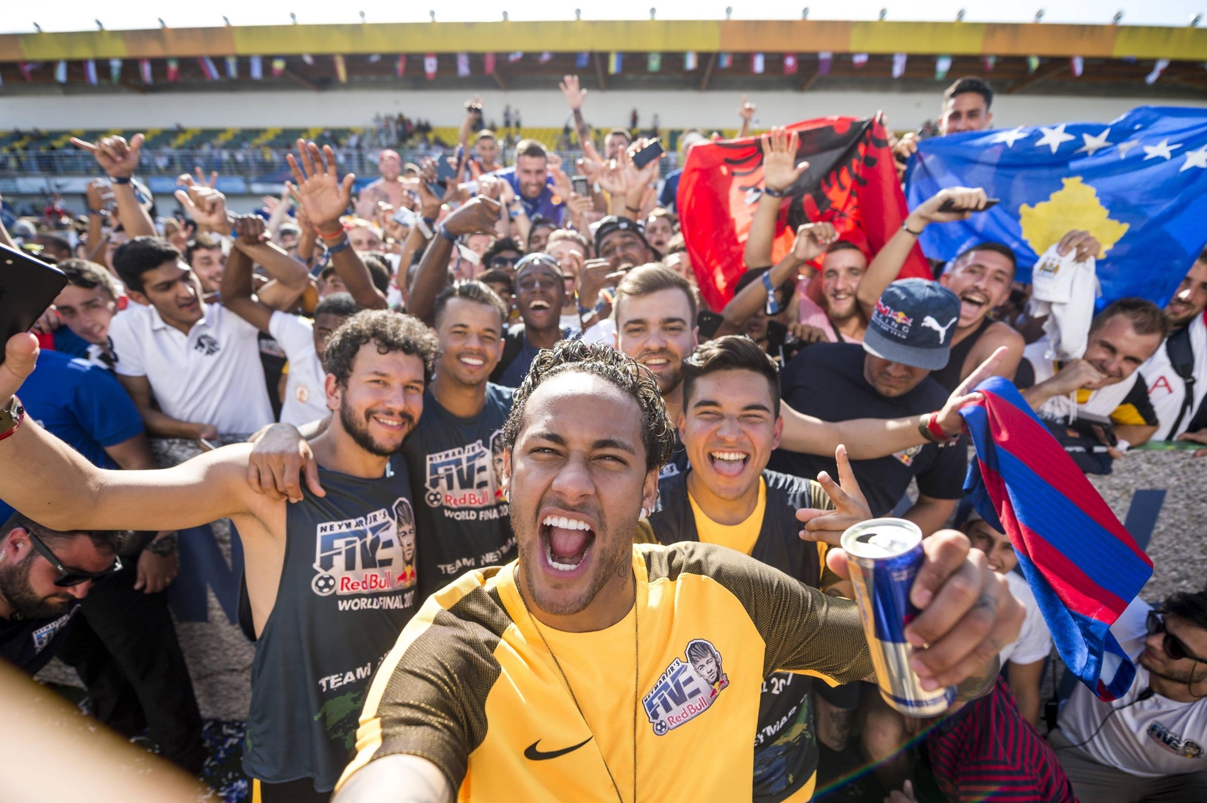 Neymar se hace un selfie con los participantes en un evento publicitario de Red Bull