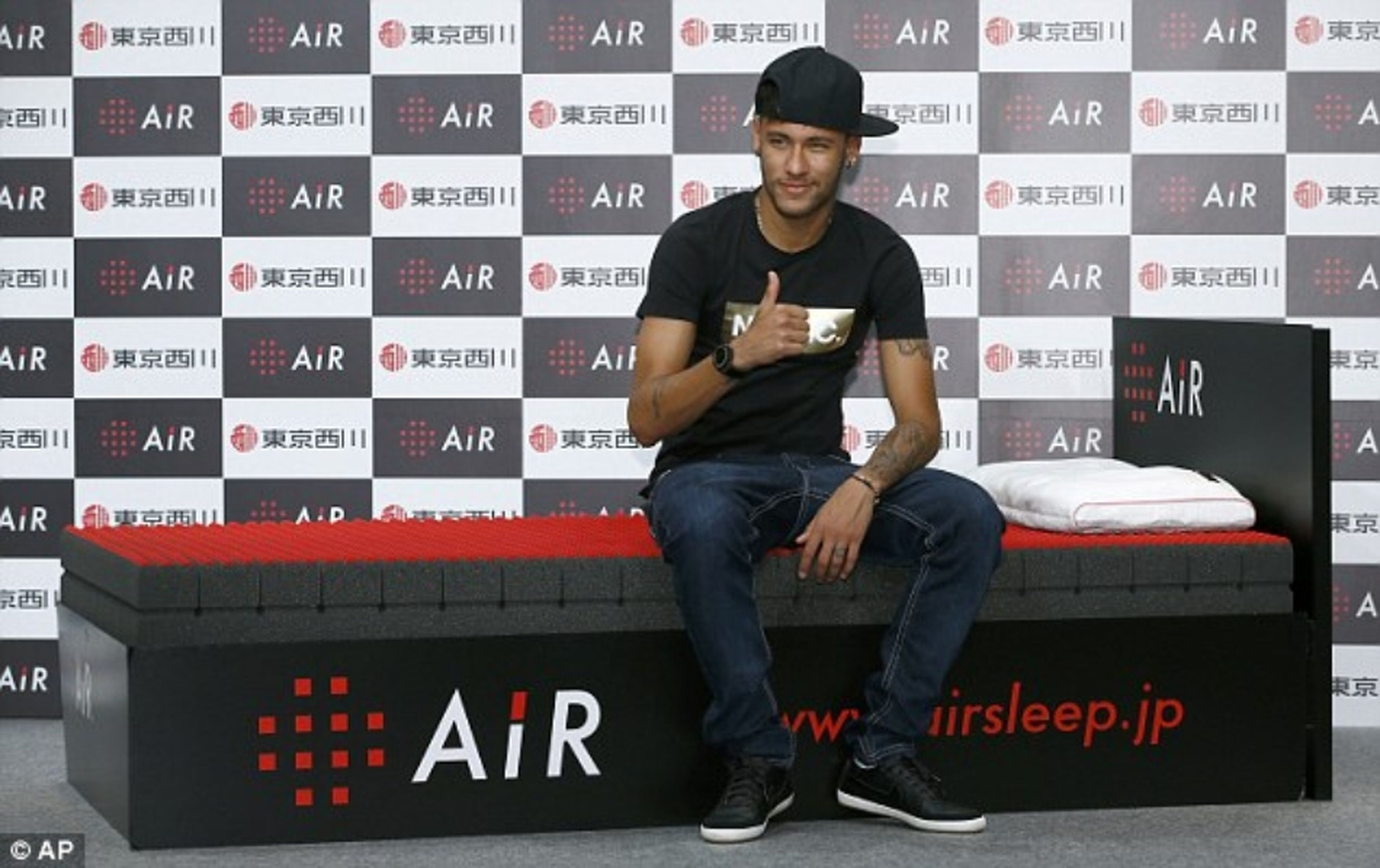 Neymar posa en una promoción de Air en Japón