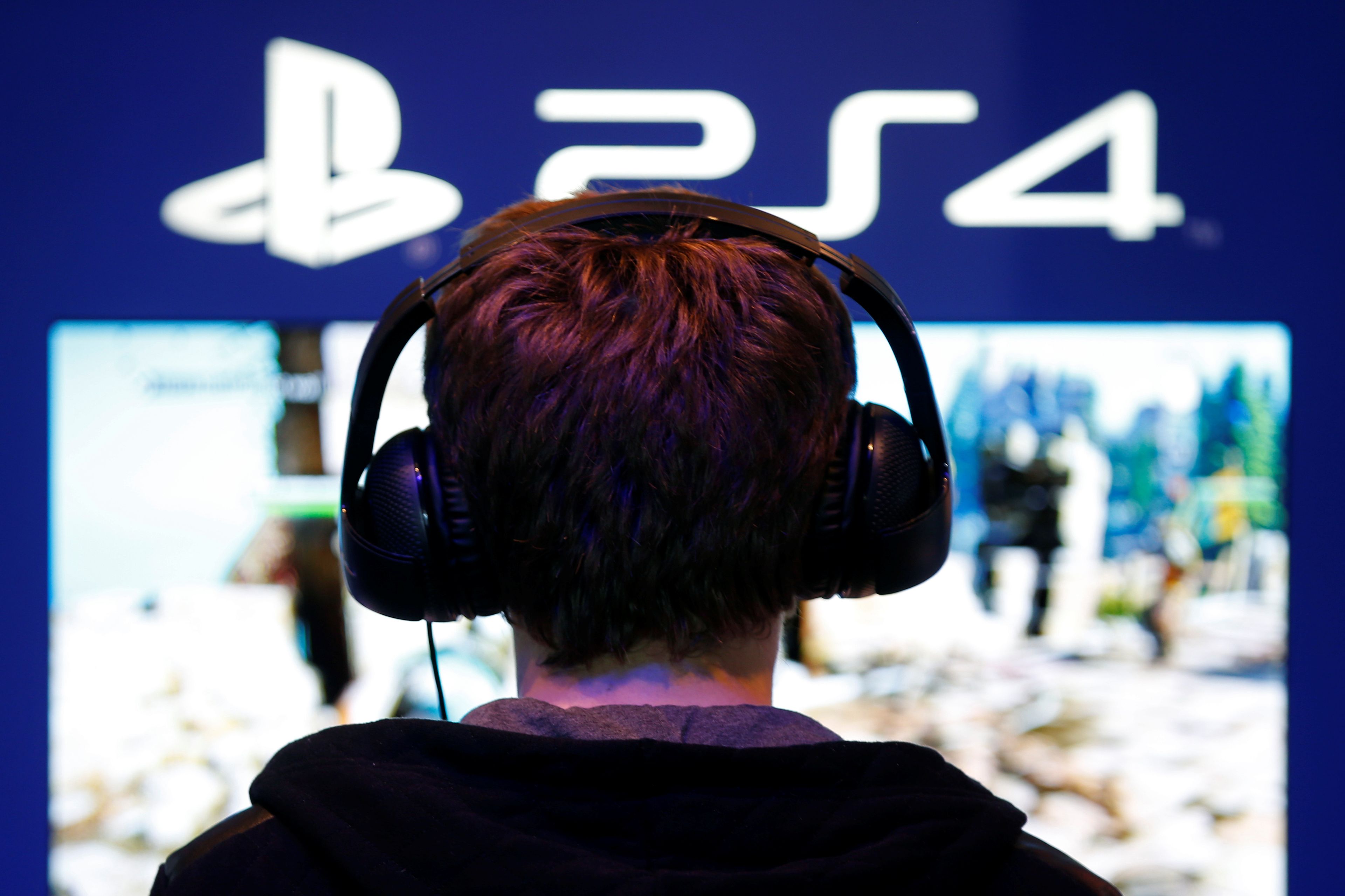 Un niño juega a la PlayStation 4 en un stand.