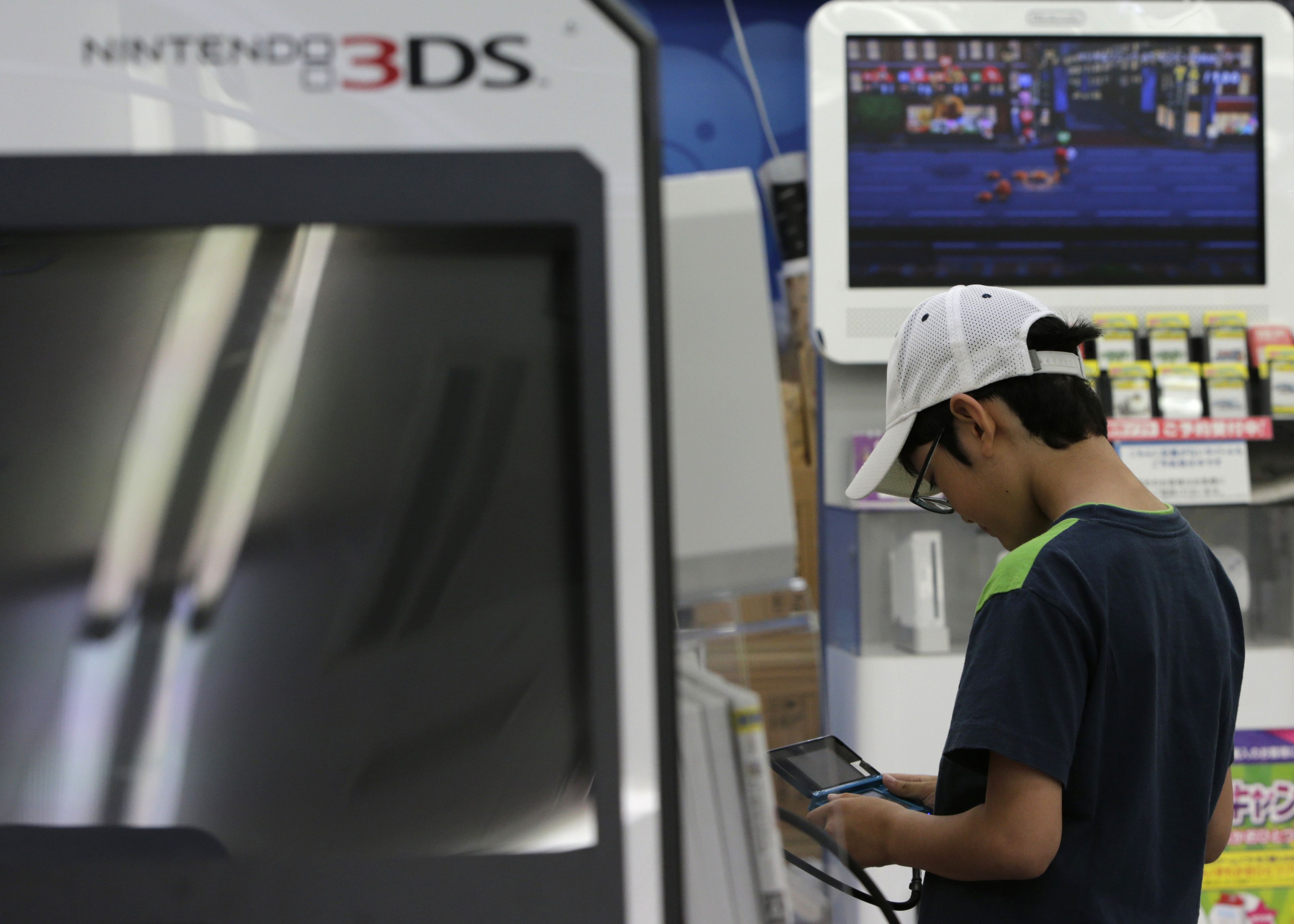 Un niño juega en un stand a la Nintendo 3DS.