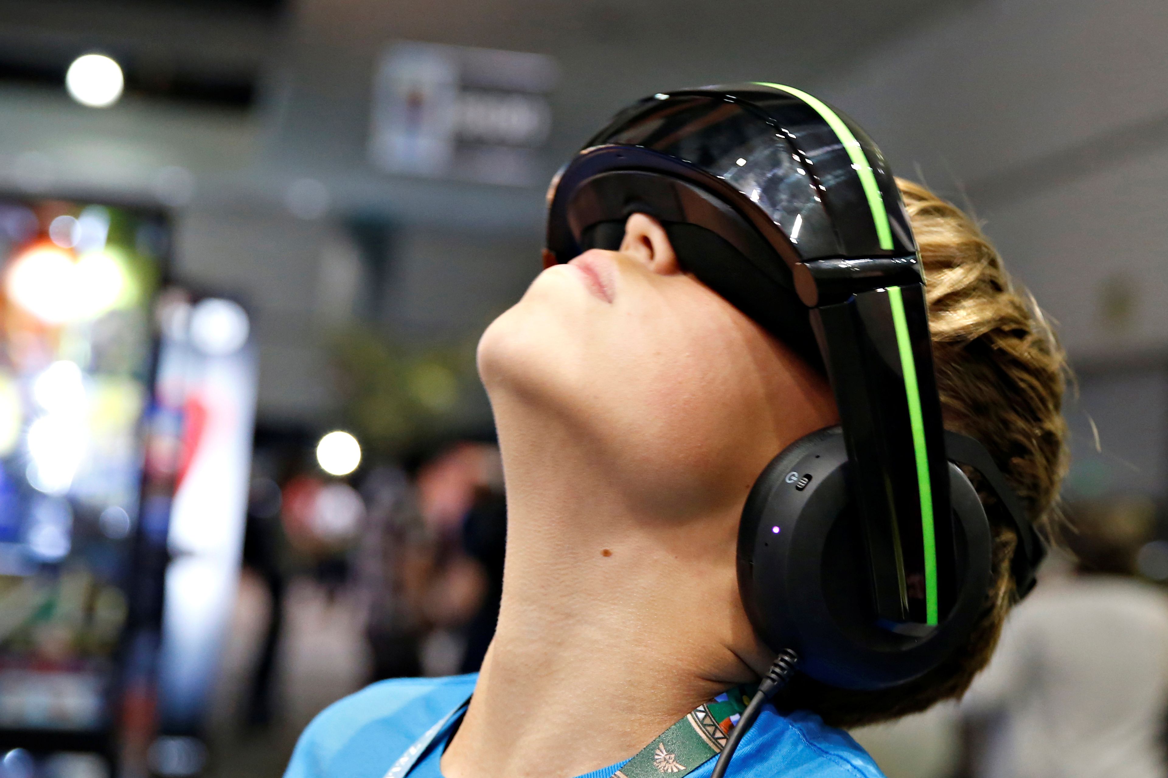 Un niño prueba la realidad virtual.