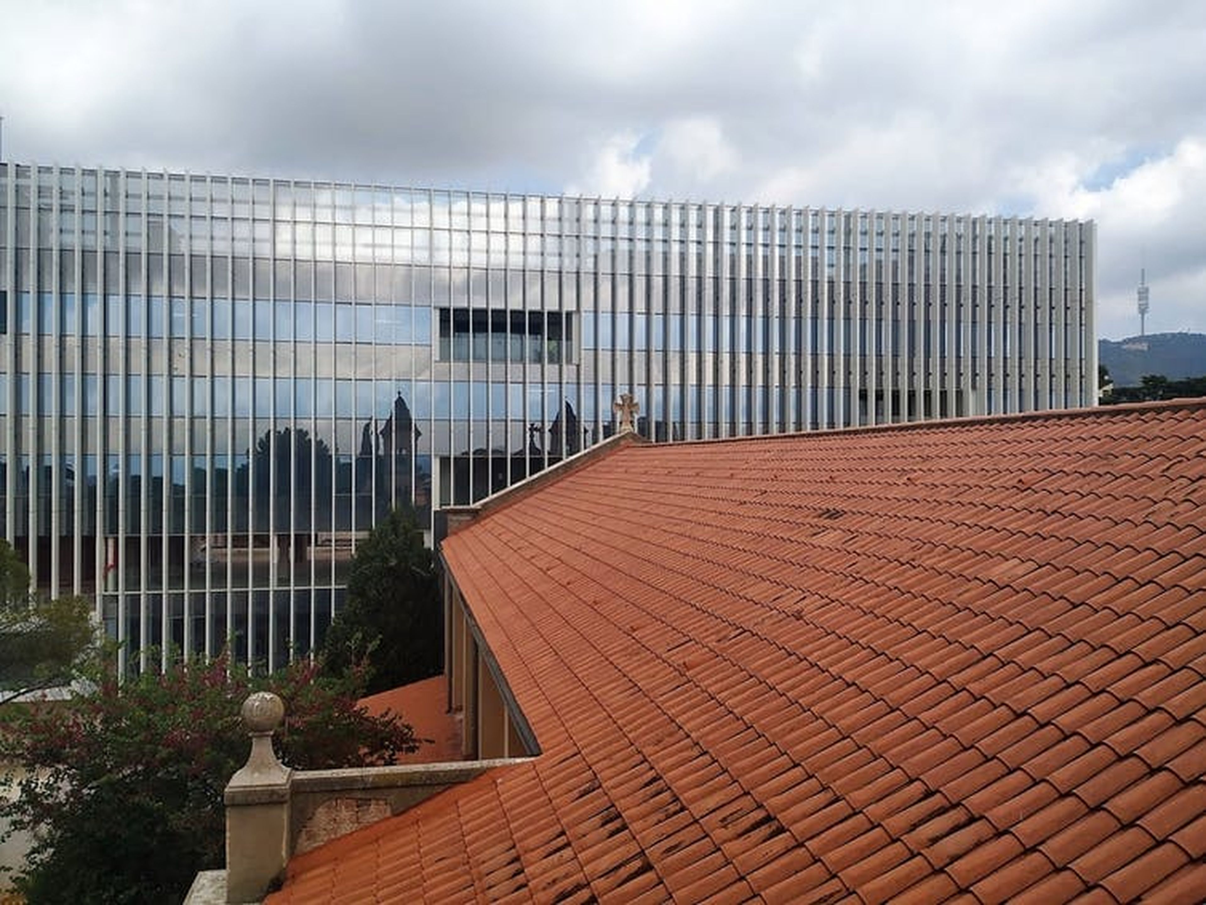 Al fondo, el nuevo edificio del BSC, en el parque de Torre Girona, que albergará el nuevo MareNostrum 5.