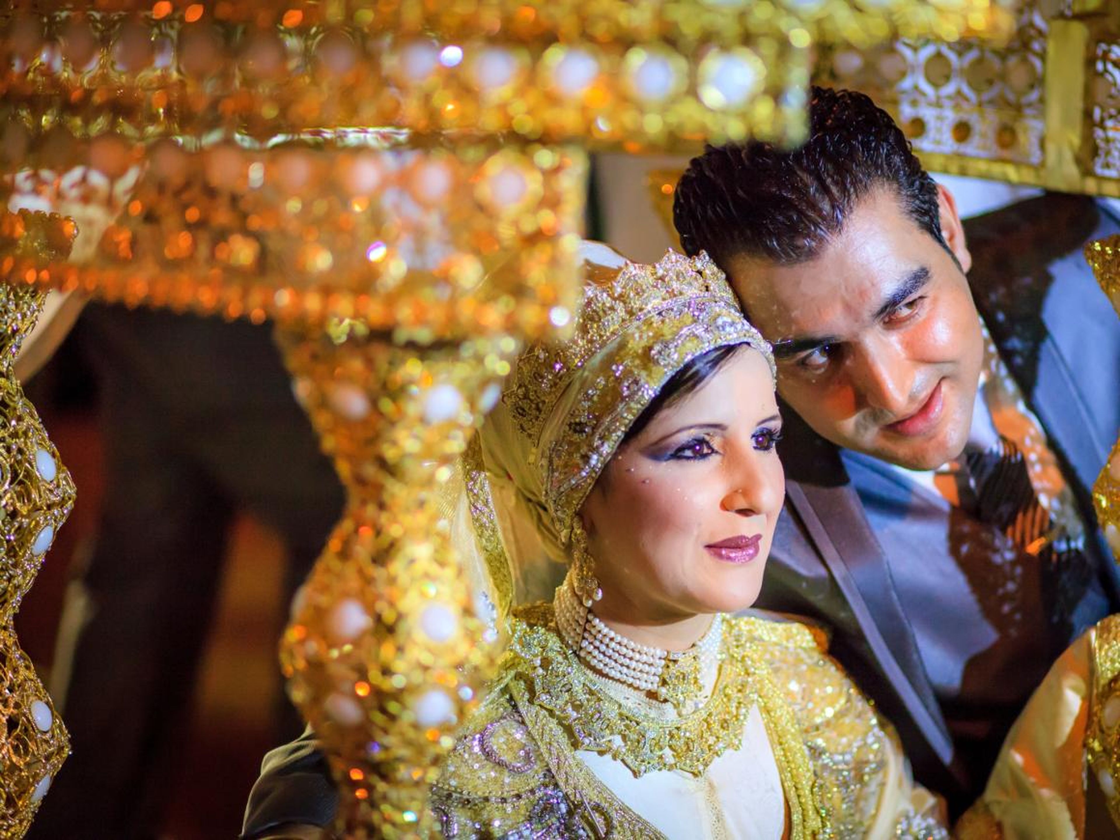 Durante la recepción, la novia cambia un caftán blanco, o bata, por un traje que refleja la cultura de la región de su familia.