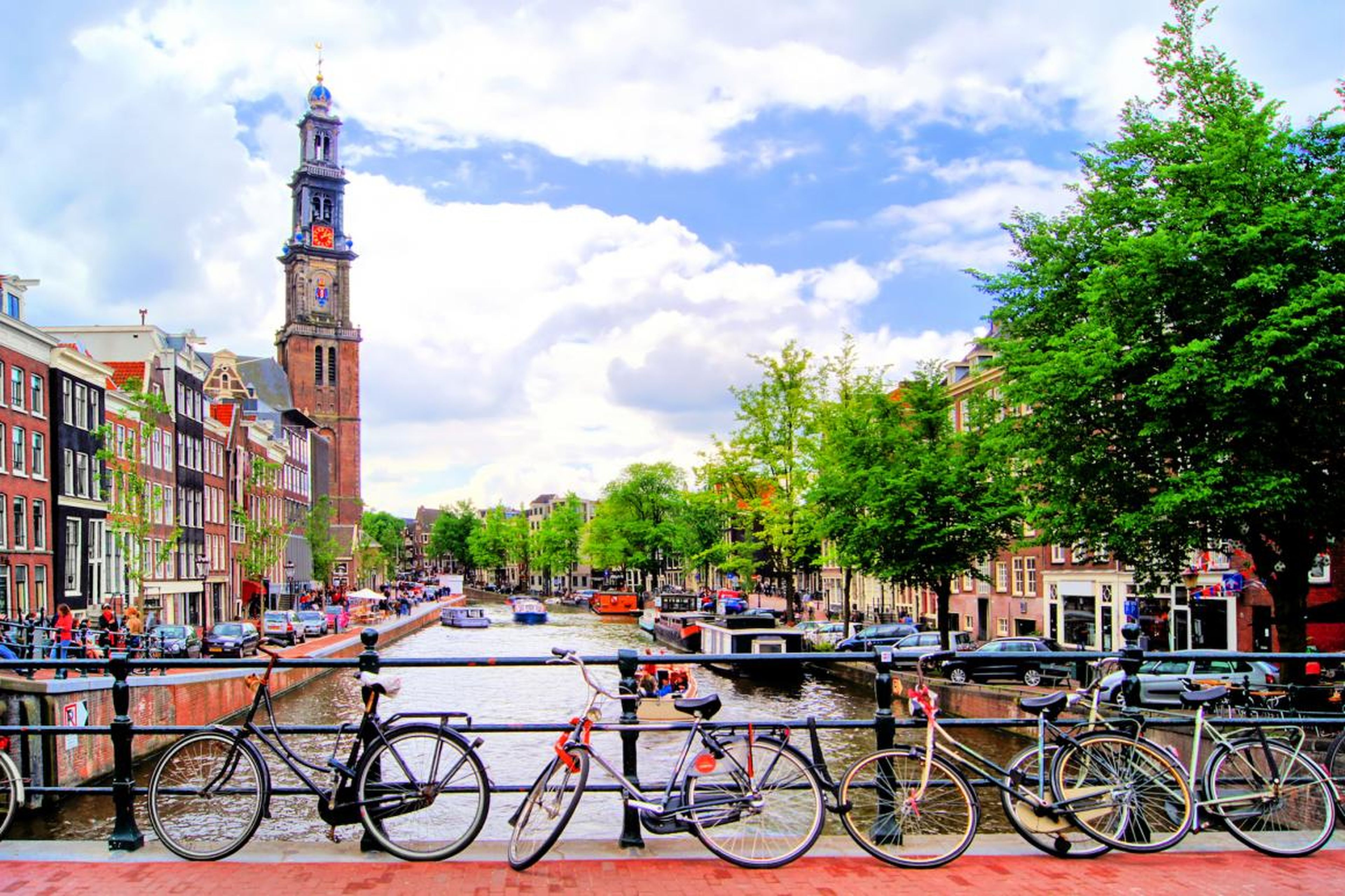 Es muy común ver millones de bicicletas por los canales de Amsterdam.