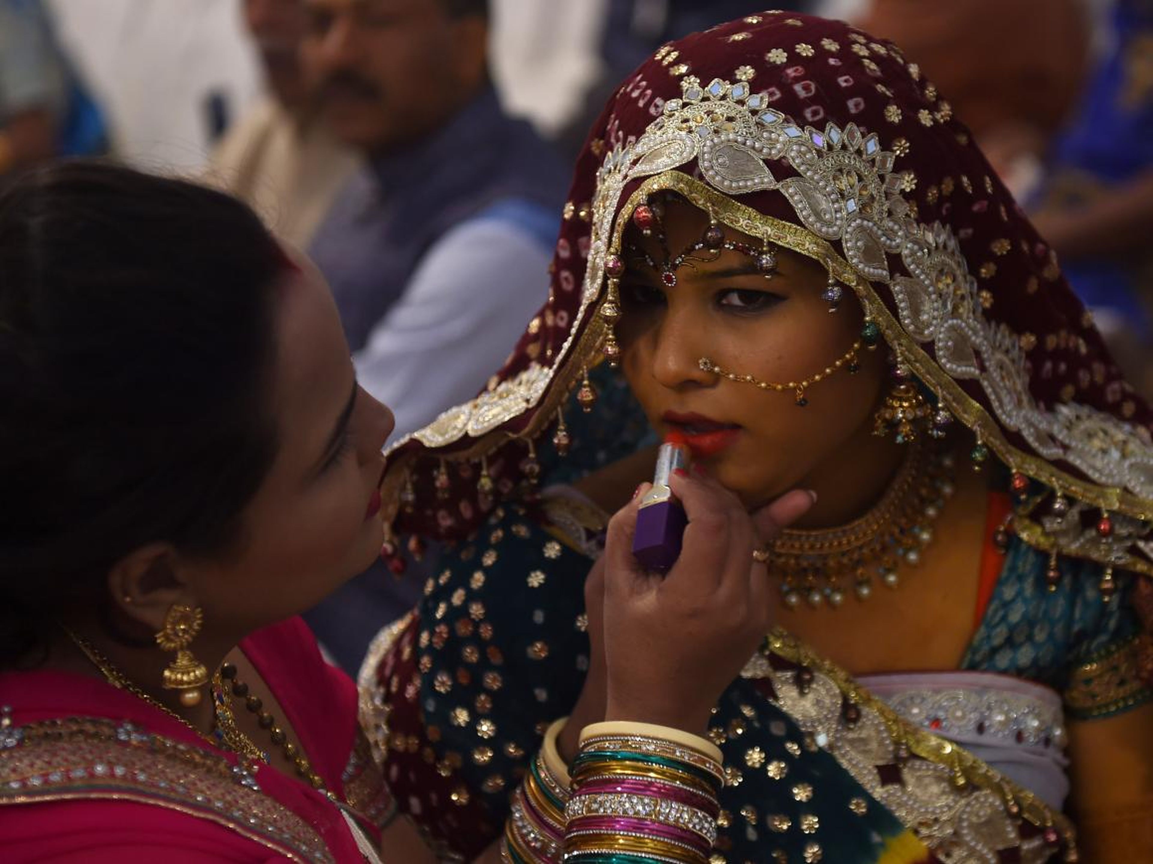 Una mujer prepara a su novia en una ceremonia de bodas hindúes en Pakistán en 2019.