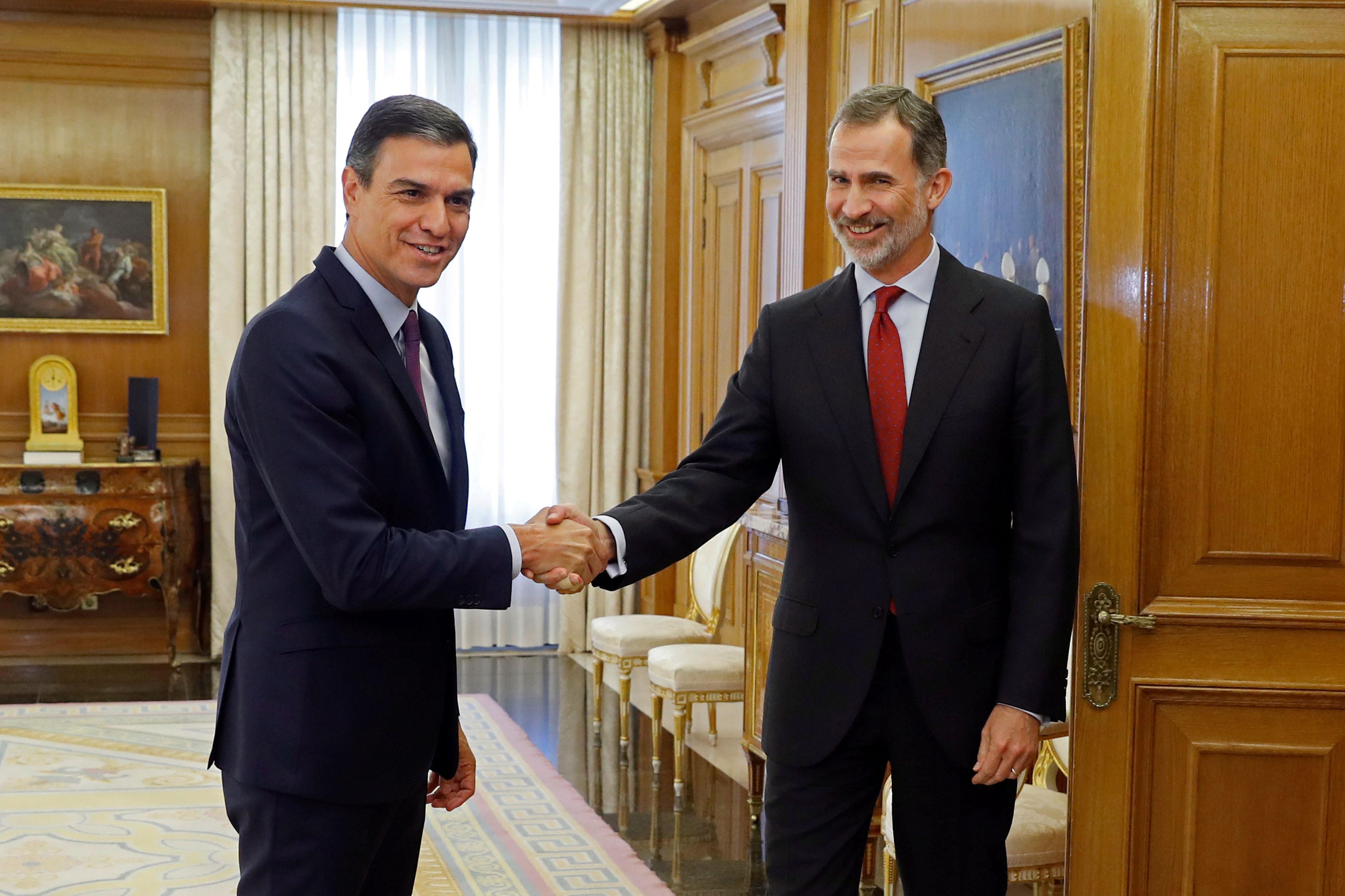El presidente del Gobierno en funciones, Pedro Sánchez y el rey Felipe VI, a principios de junio.