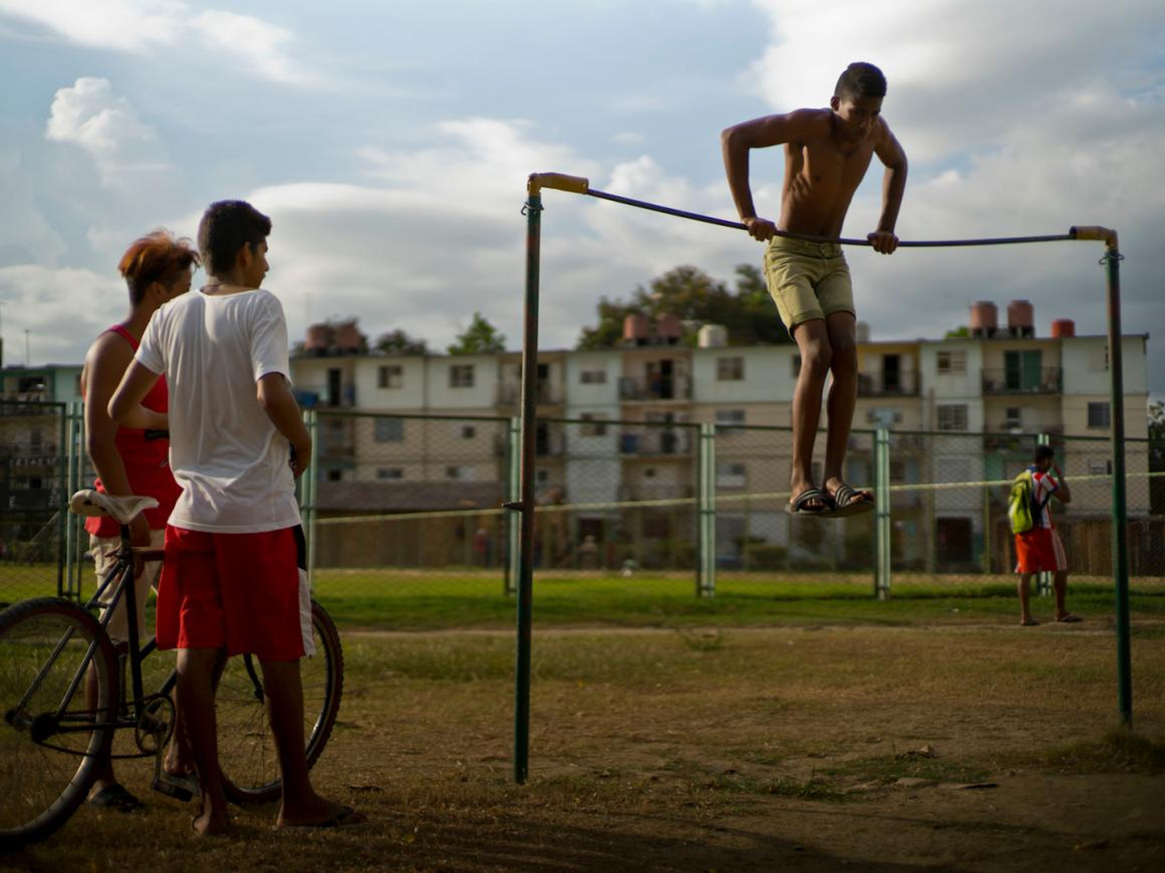 Un chico hace deporte en un parque en la Plaza de la Revolución en Guantanamo, Cuba, al lado de la base naval estadounidense en julio de 2018.