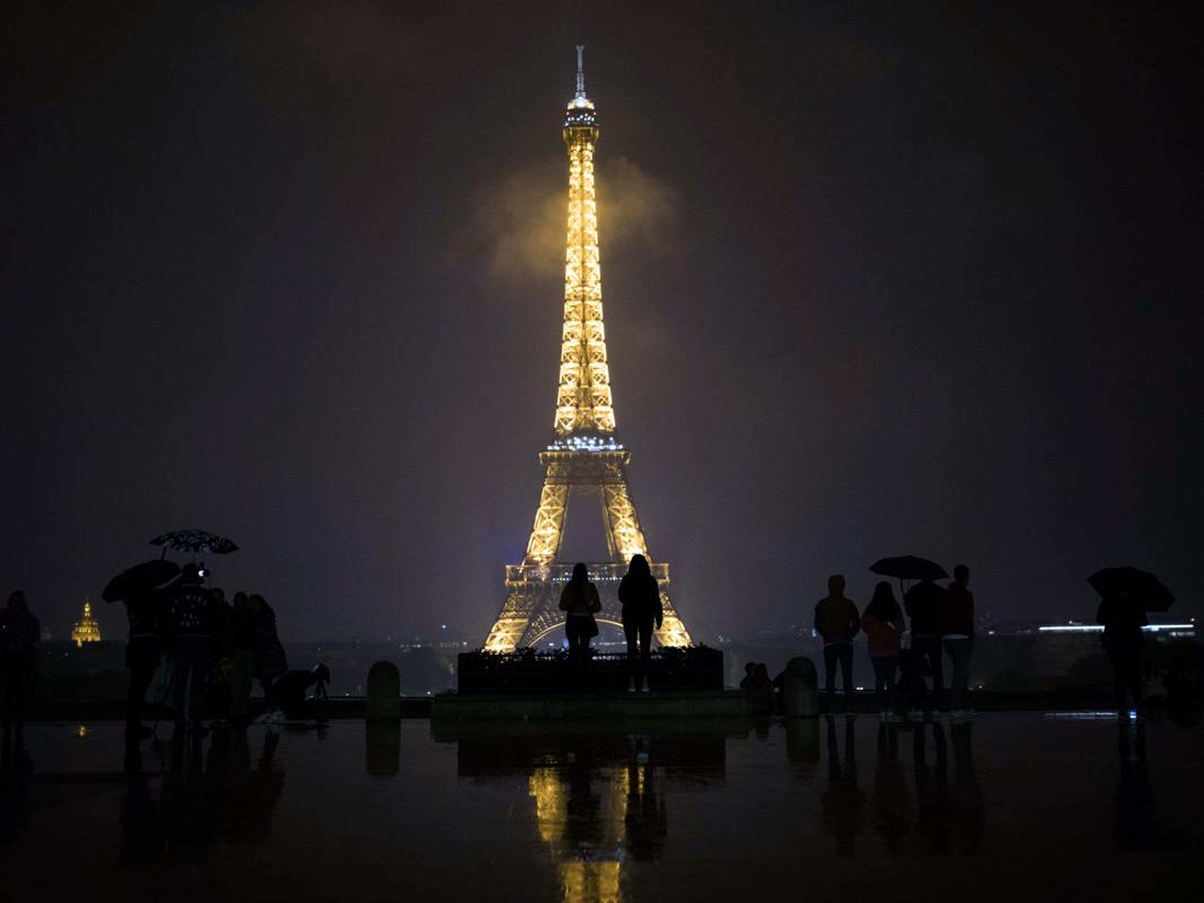 La Torre Eiffel por la noche.