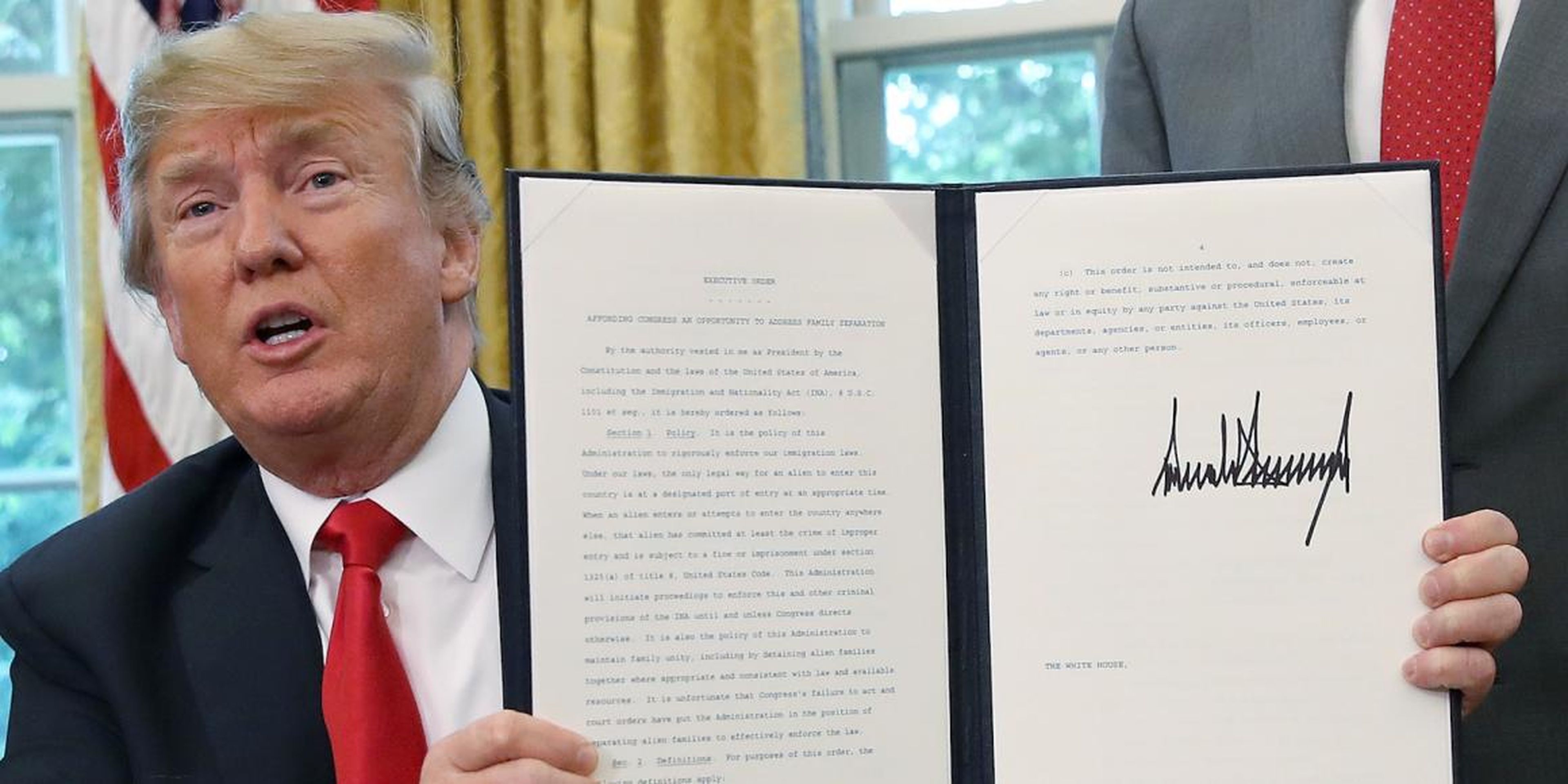 El presidente Donald Trump exhibe su firma en un documento firmado en Washington DC en 2018.