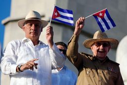 El presidente de Cuba, Miguel Díaz-Canel, y su predecesor, Raúl Castro