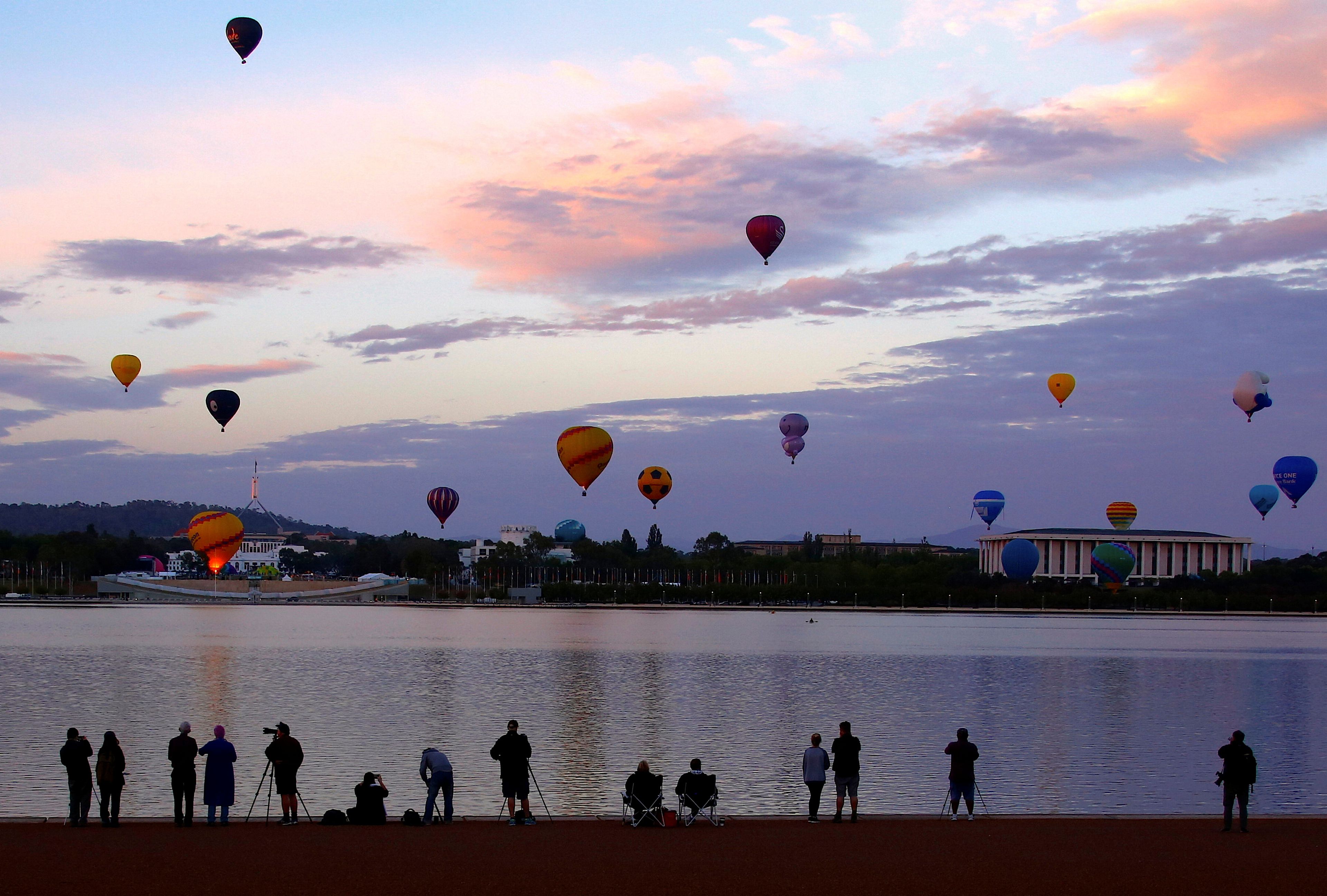 El público observa los globos del Festival de Canberra, en Australia.