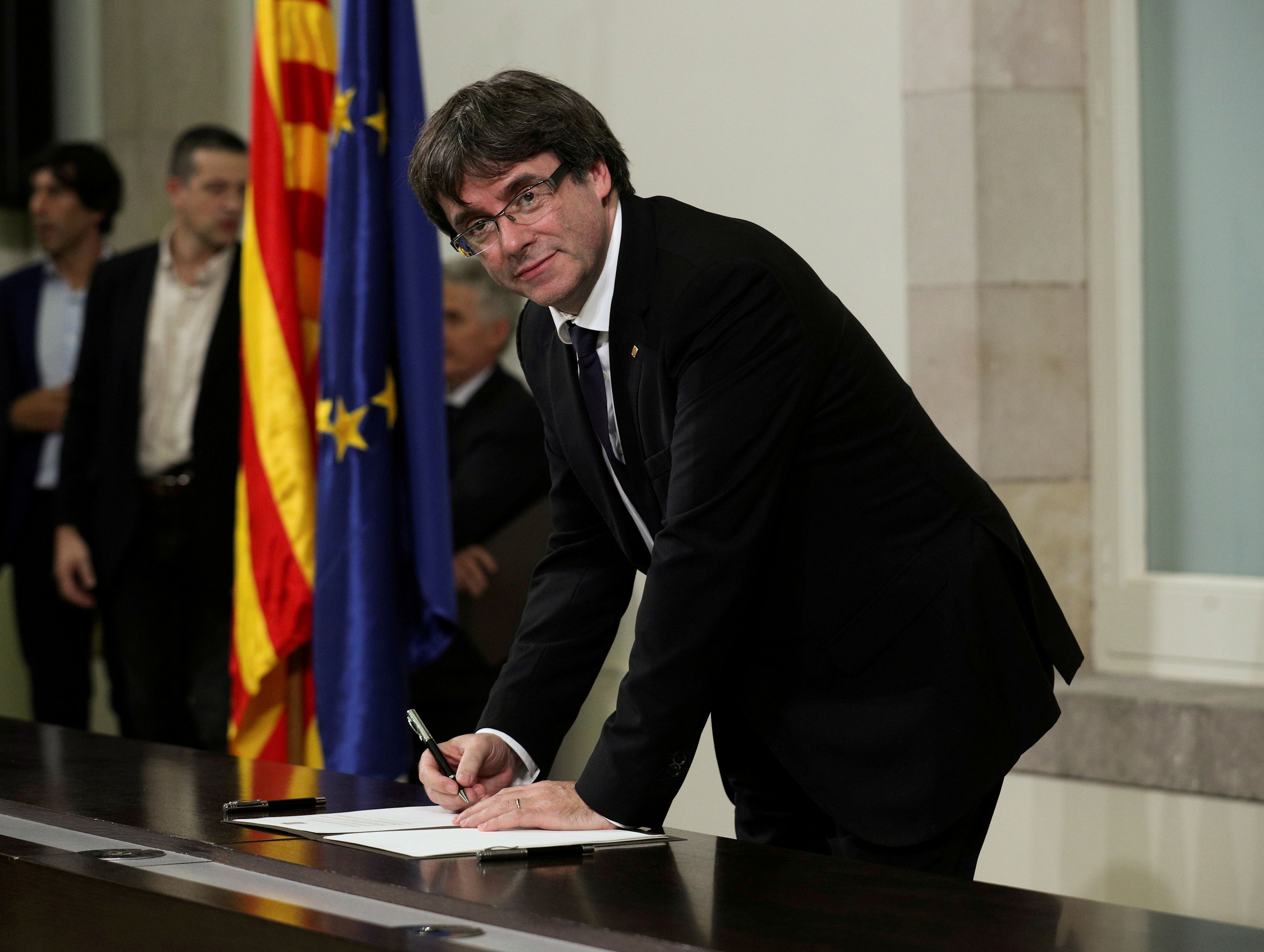 Puigdemont firma la declaración de la independencia de Cataluña en el Parlament en 2017.