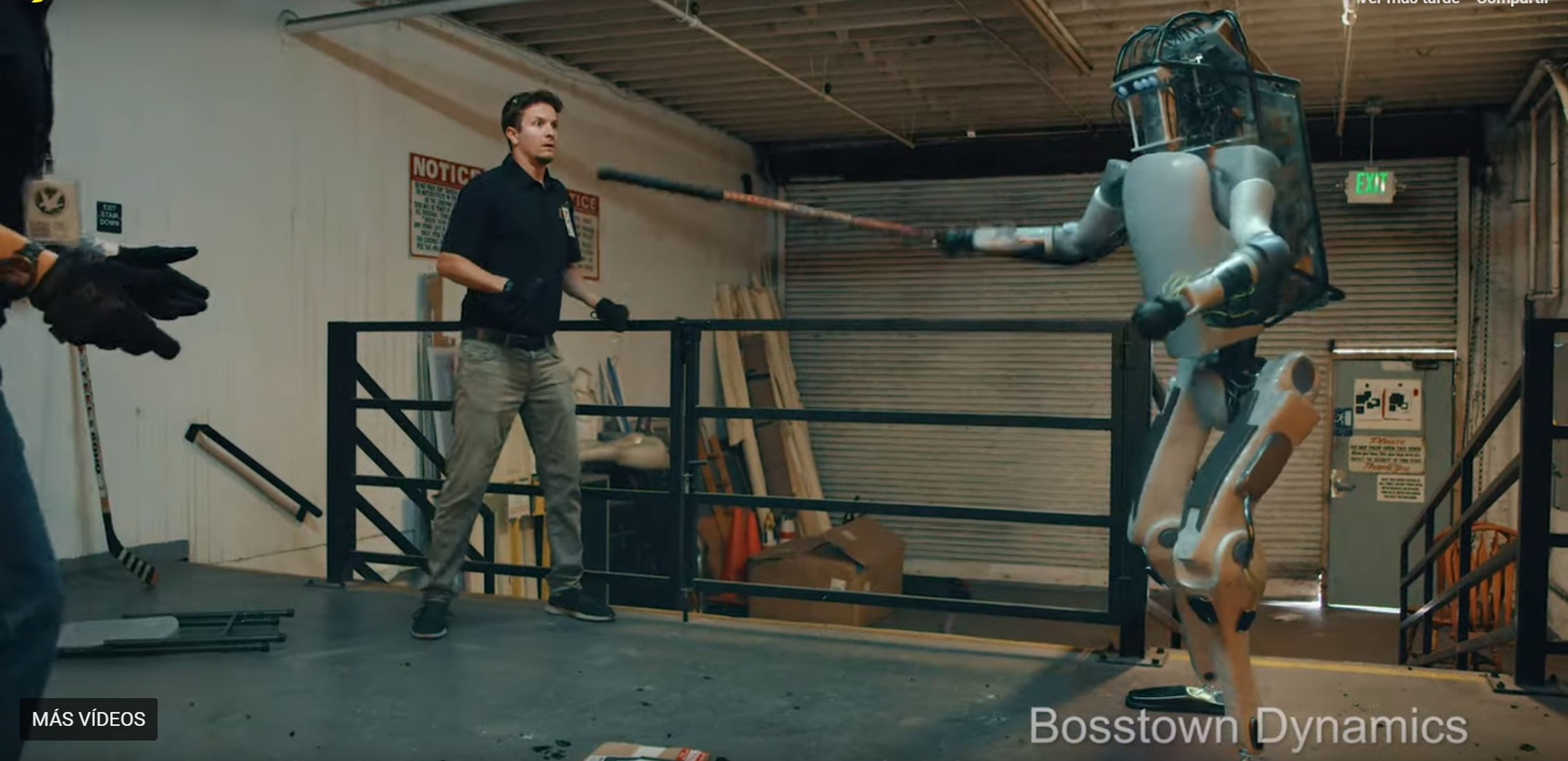 El robot aparece rebelándose contra sus creadores en el vídeo de Youtube.
