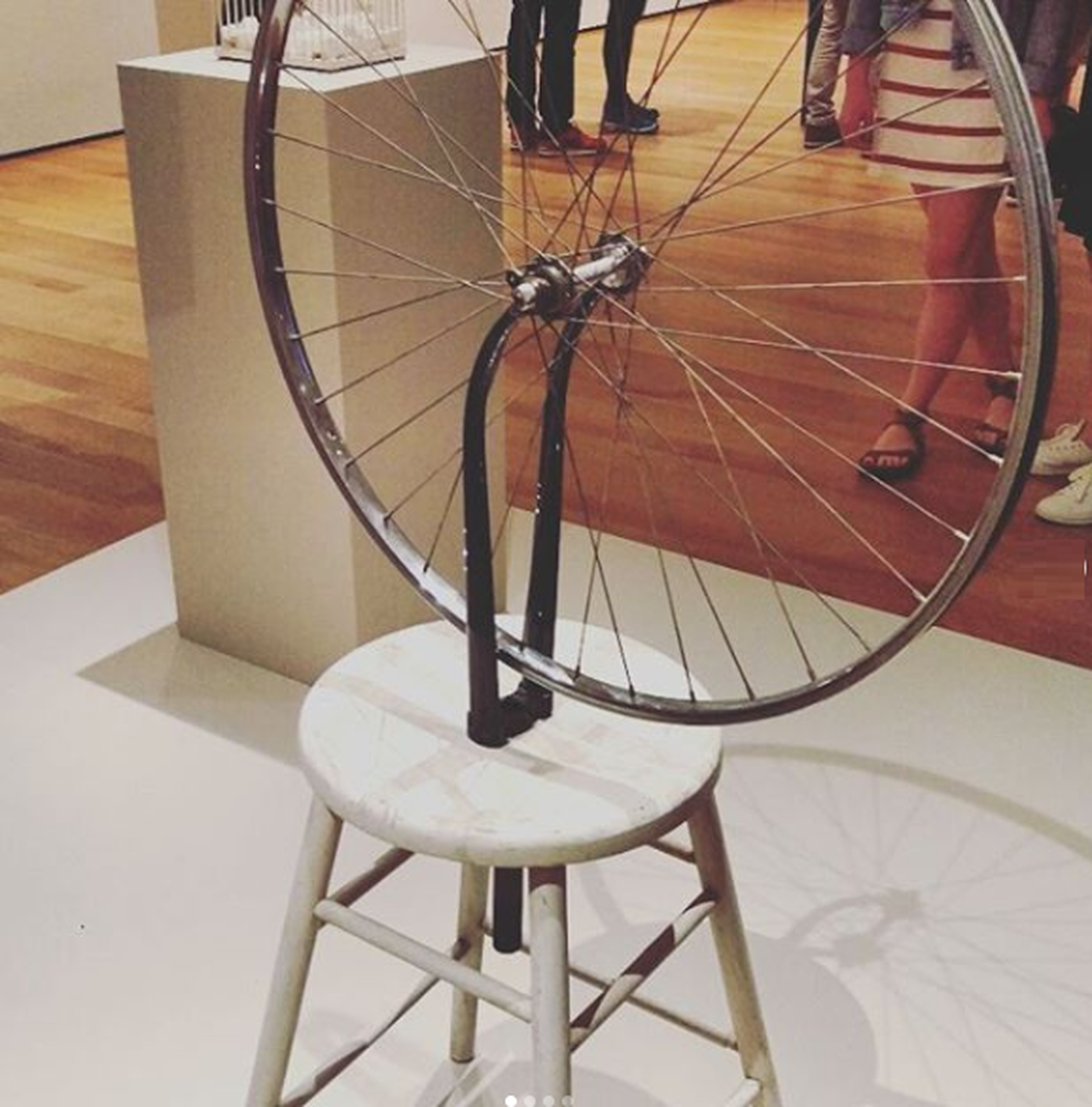 Rueda de bicicleta sobre taburete - Marcel Duchamp