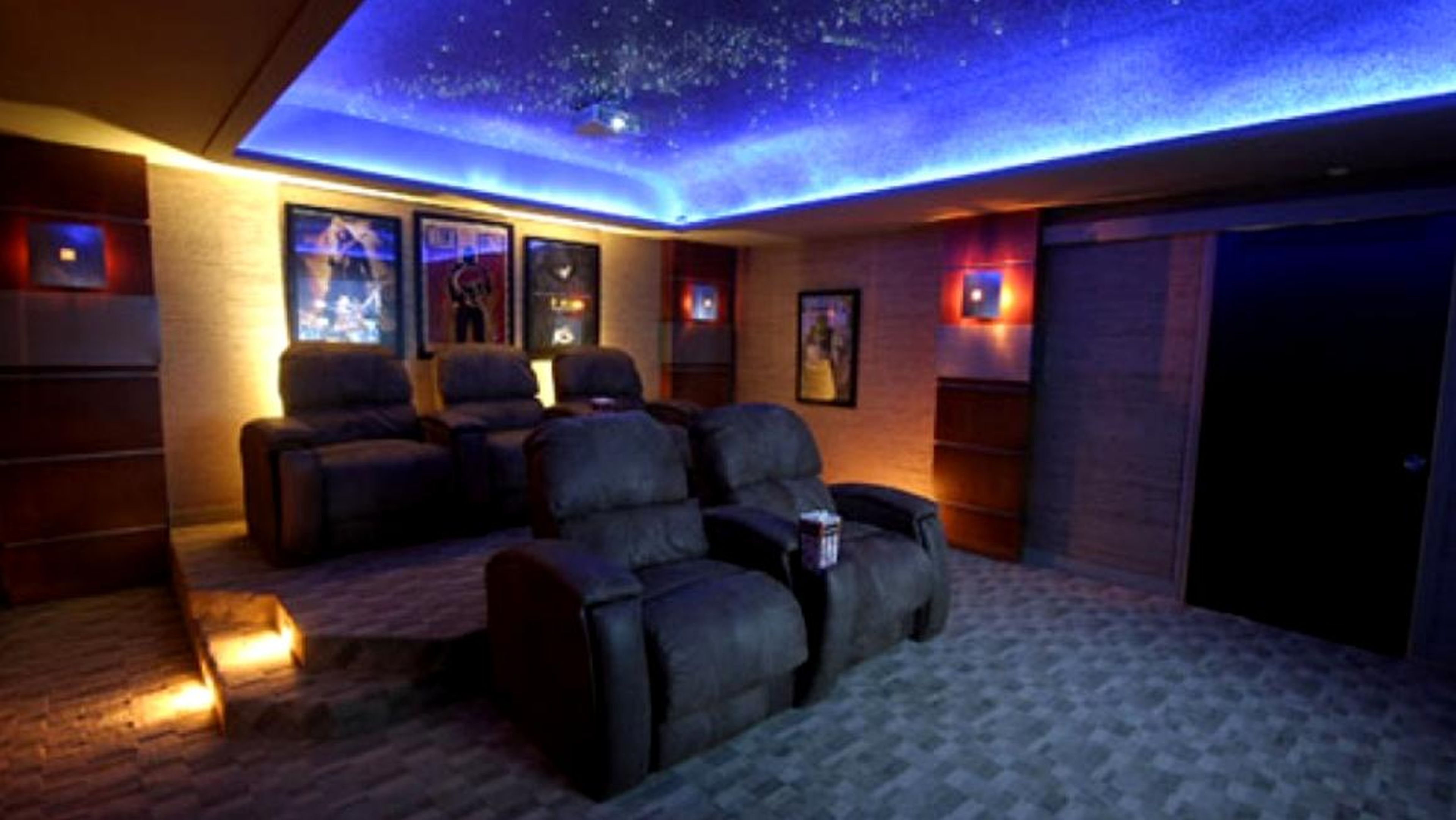 Esta sala de cine tiene capacidad para una familia de cinco personas.