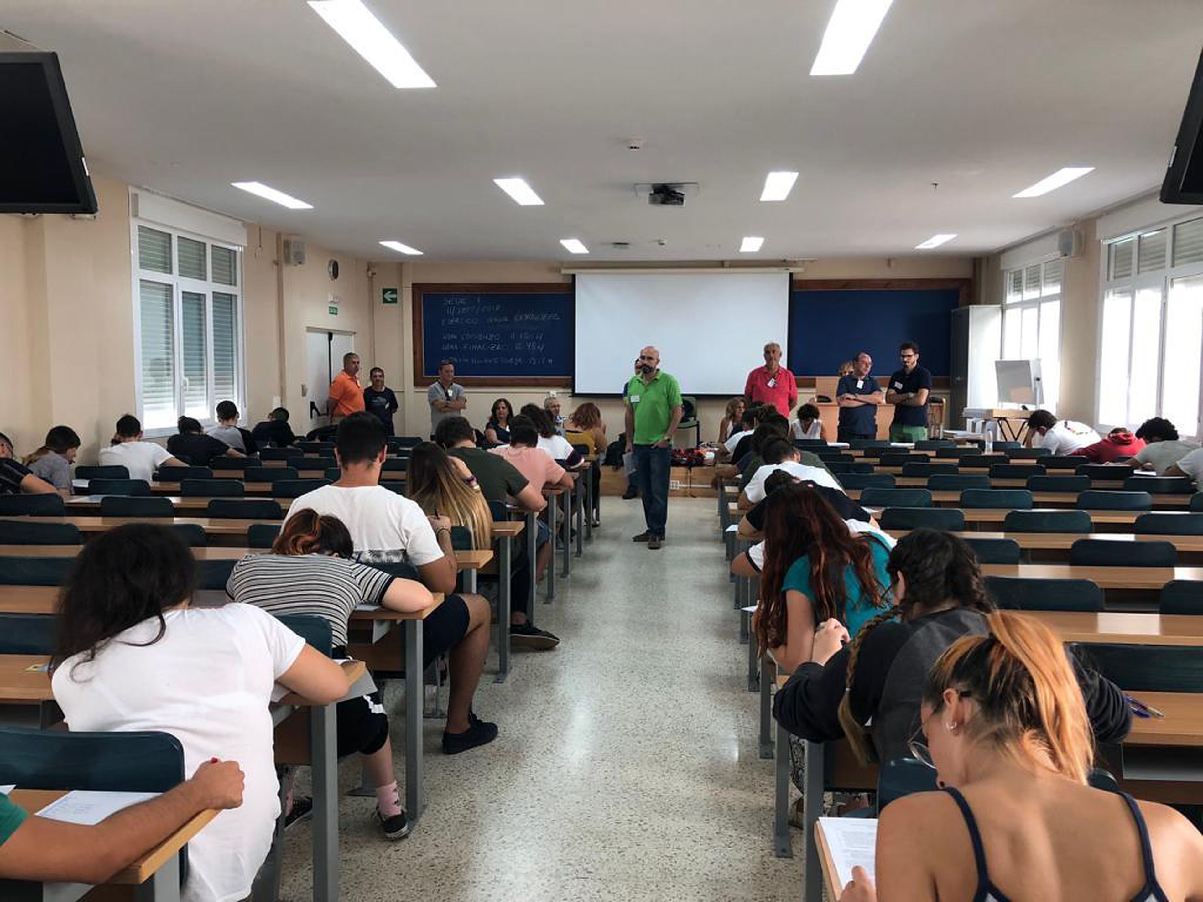 Alumnos hacen las PAU en un aula de la Universidad de Cádiz