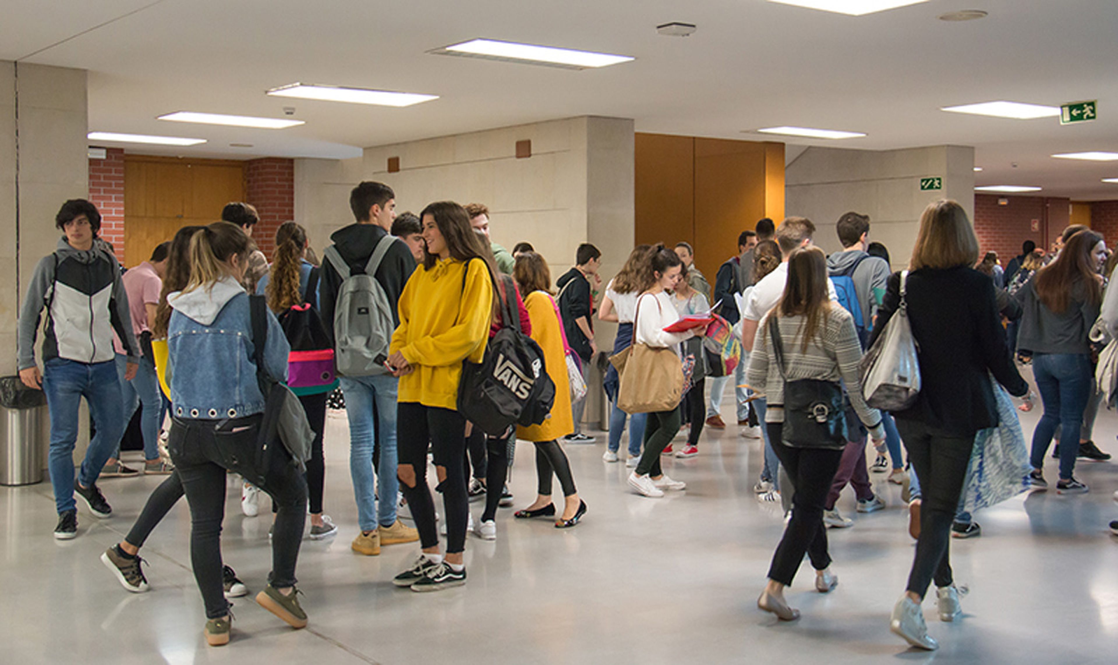 Estudiantes esperan un exámen de Selectividad en la universidad cántabra