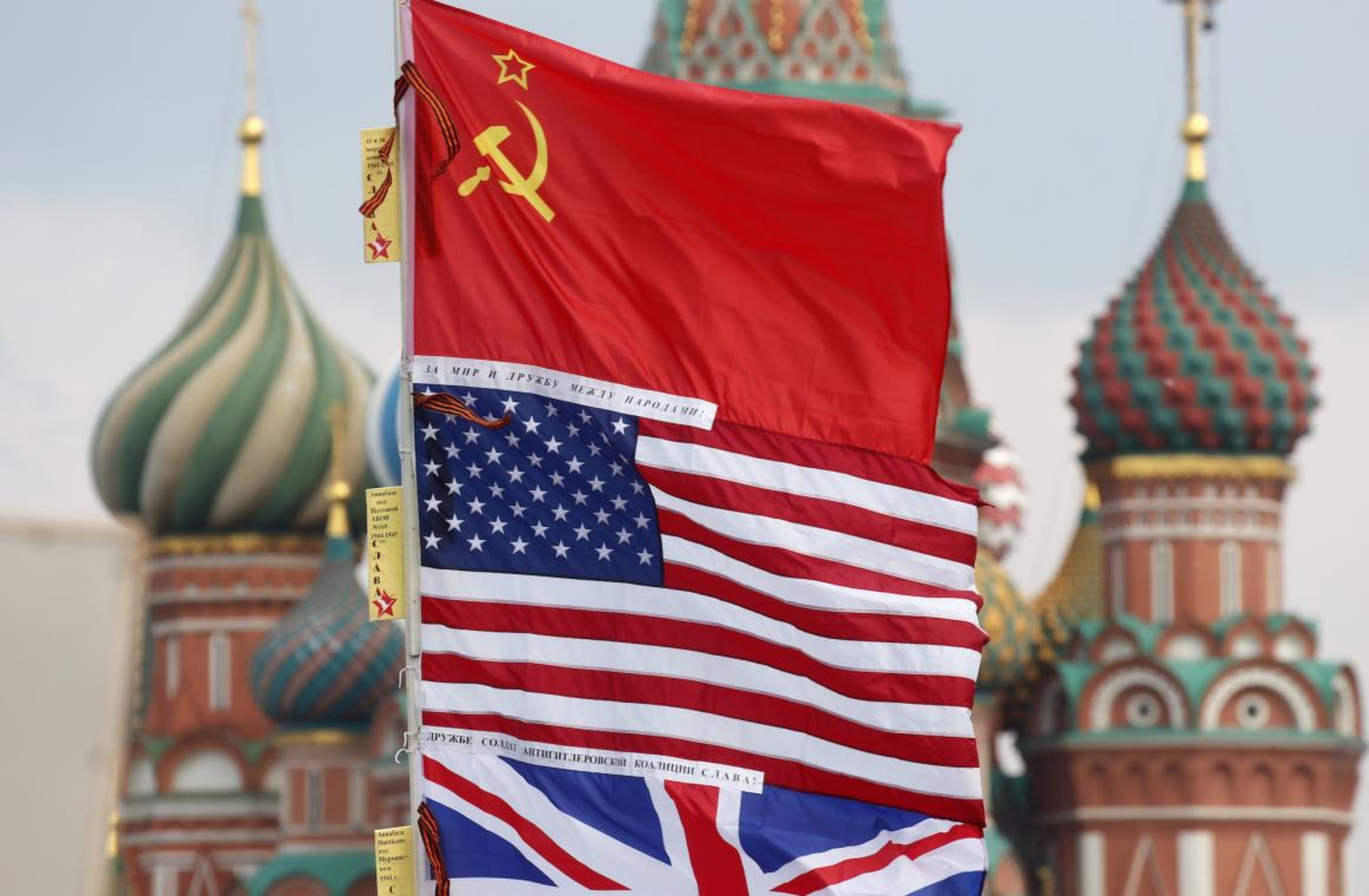 Las banderas soviéticas, estadounidenses y británicas en el centro de Moscú.