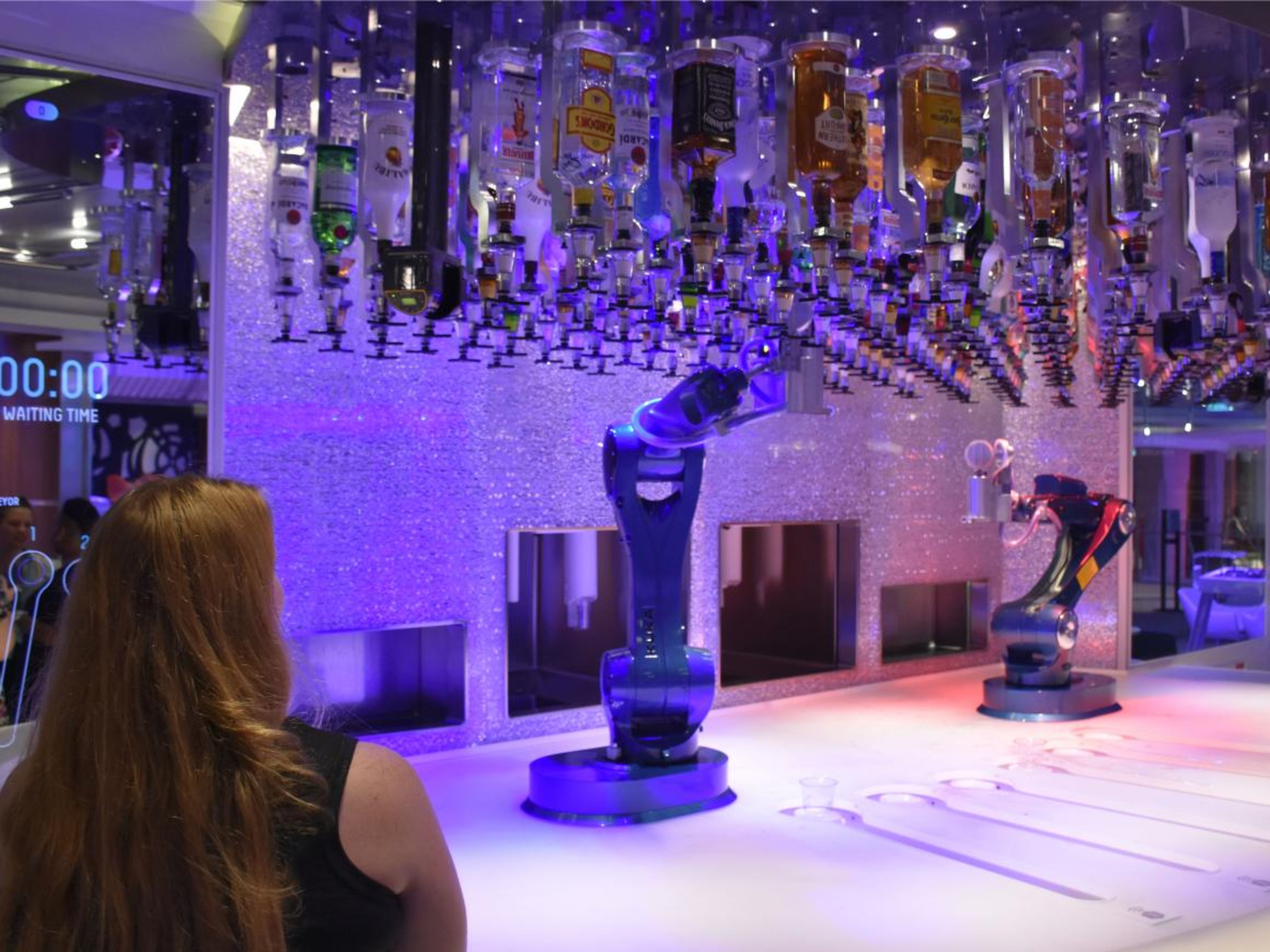 El Bionic Bar ofrece bebidas alcohólicas servidas por robots y está a bordo de 4 cruceros de Royal Caribbean: Harmony of the Seas, Quantum of the Seas, Anthem of the Seas y Ovation of the Seas.