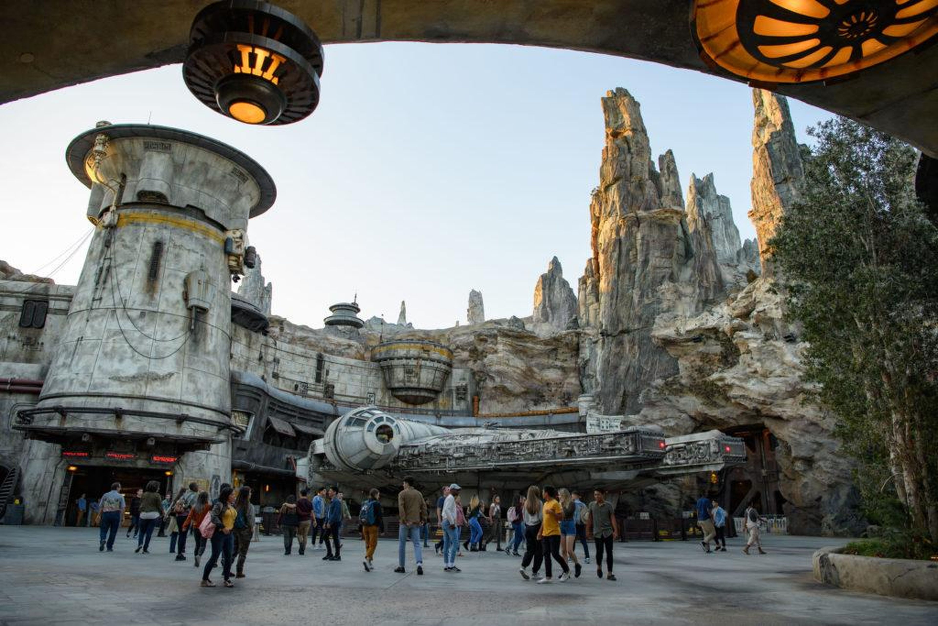 Star Wars: Galaxy's Edge is likely to cause some big crowds at Disneyland and Disney World this summer.