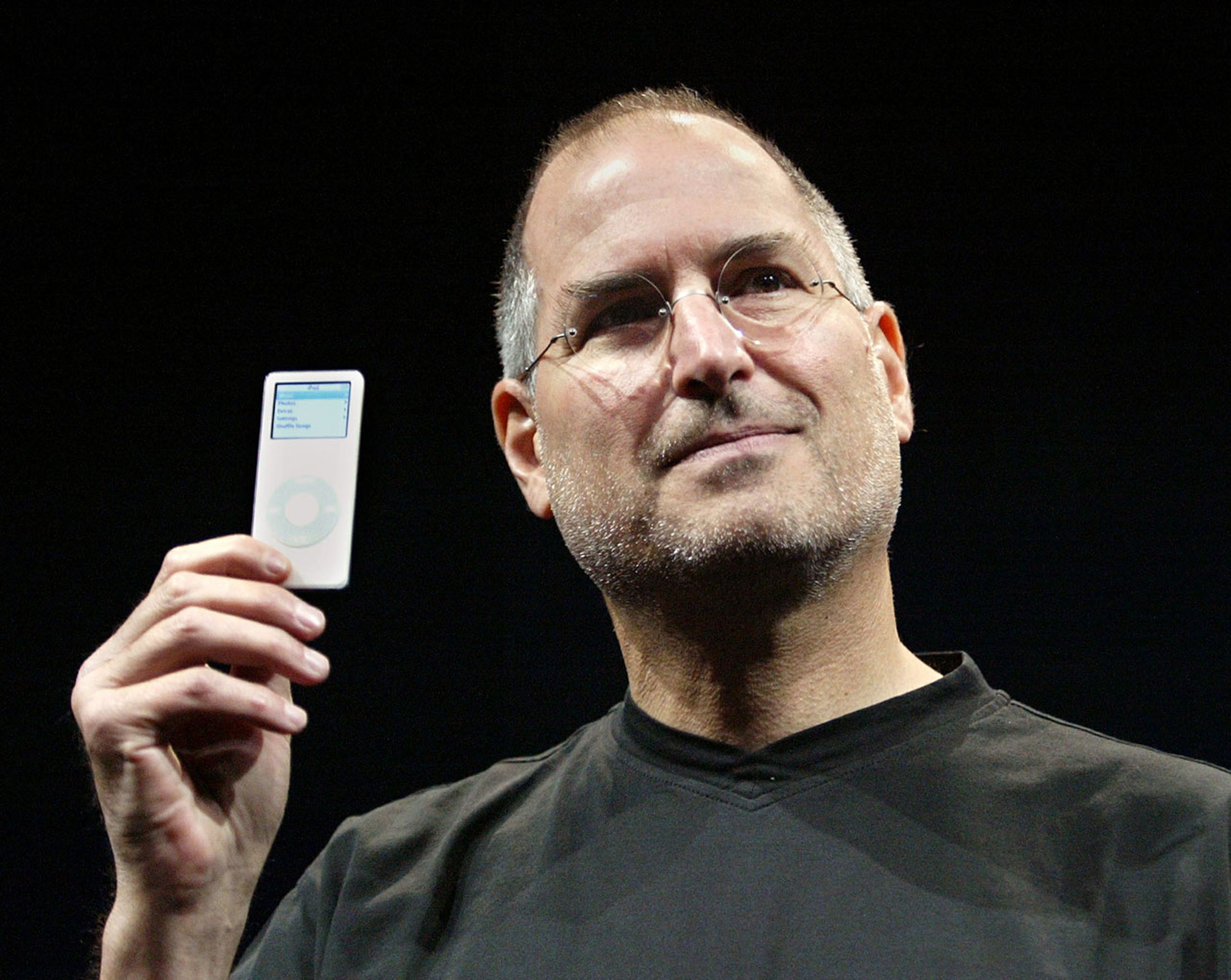 Steve Jobs, cofundador de Apple, presenta en 2005 el iPod Nano.