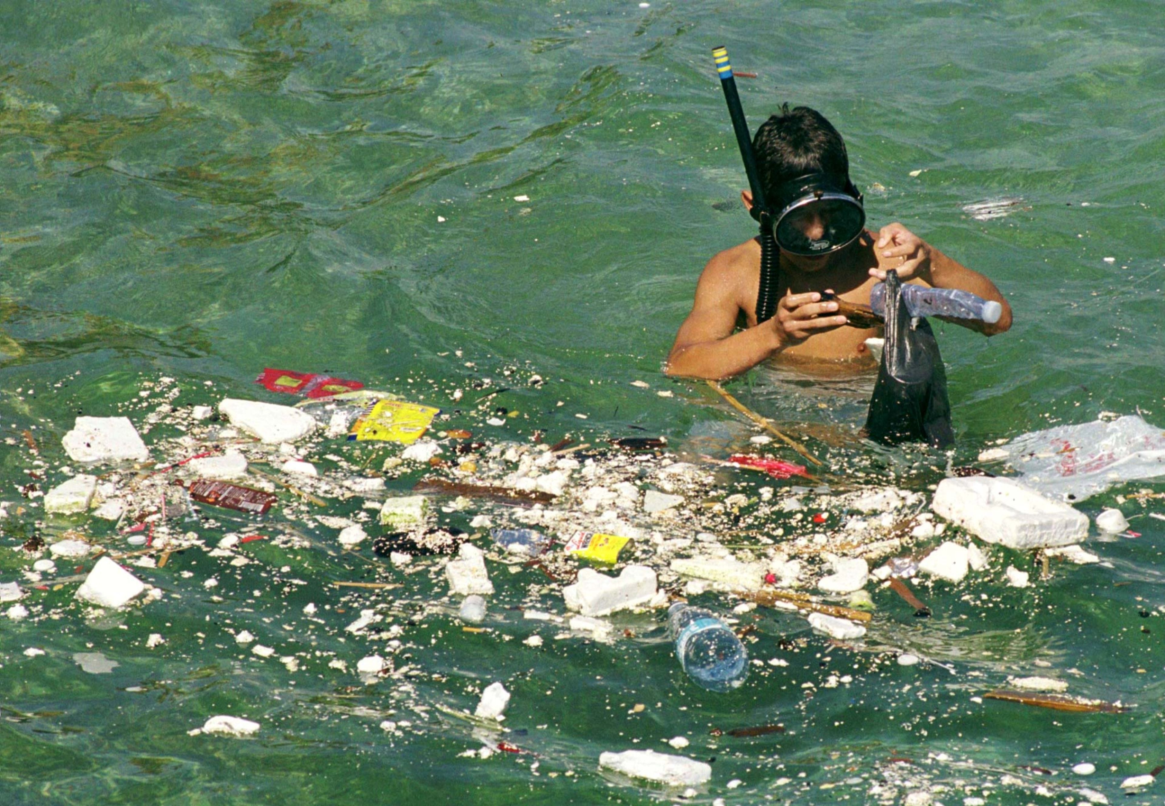 Un submarinista recoge residuos plásticos en la costa de Líbano