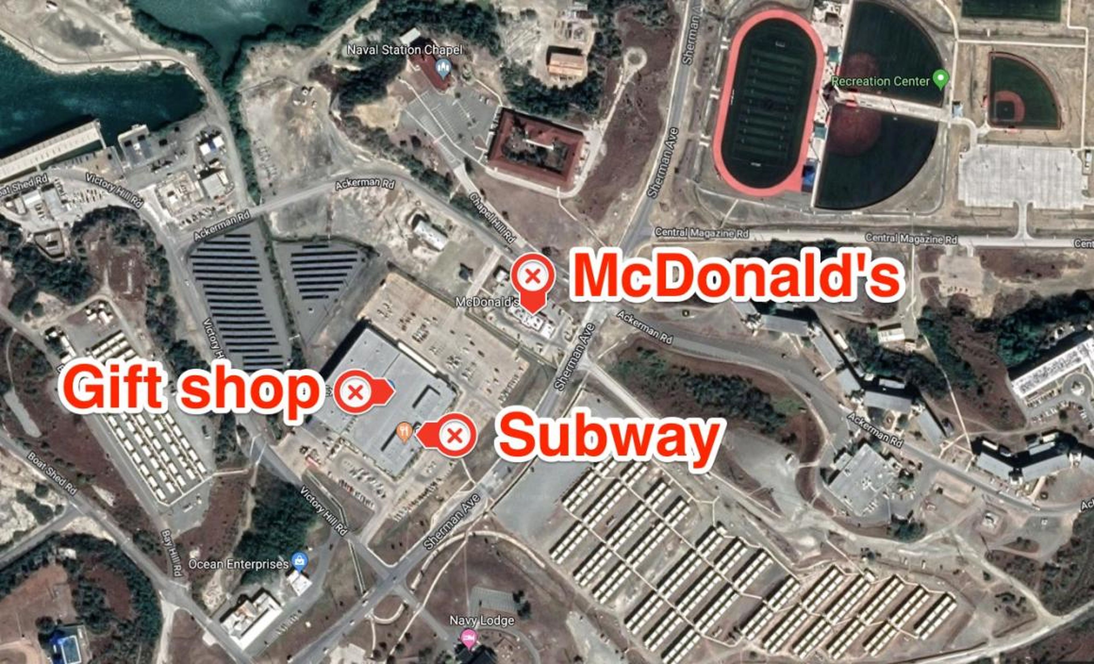 Vista aérea de la tienda de regalos Navy Exchange en la Bahía de Guantánamo.