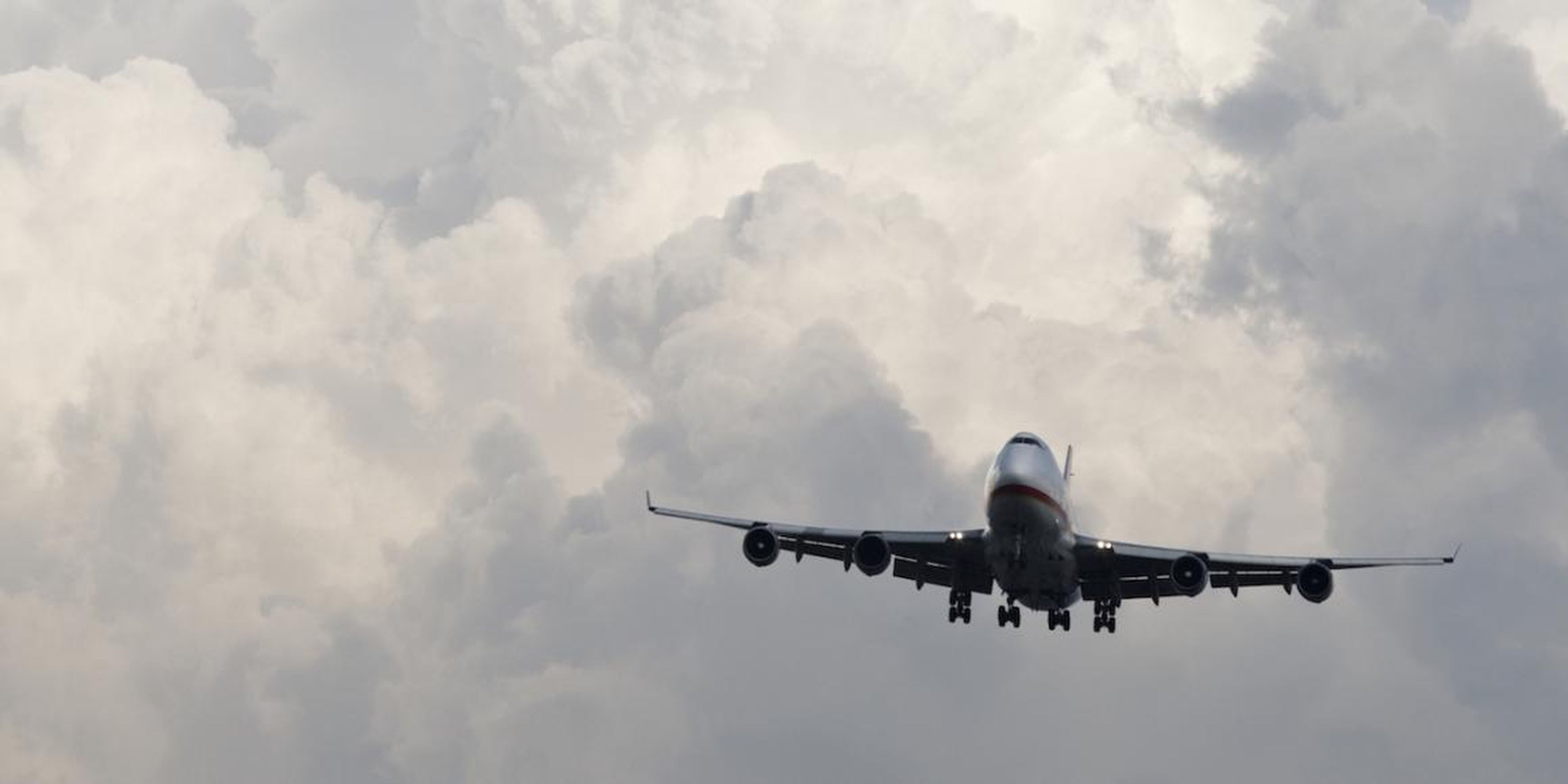 Un pasajero consiguió grabar este terrorífico vídeo de unas turbulencias que incluso lanzan a una azafata contra el techo del avión