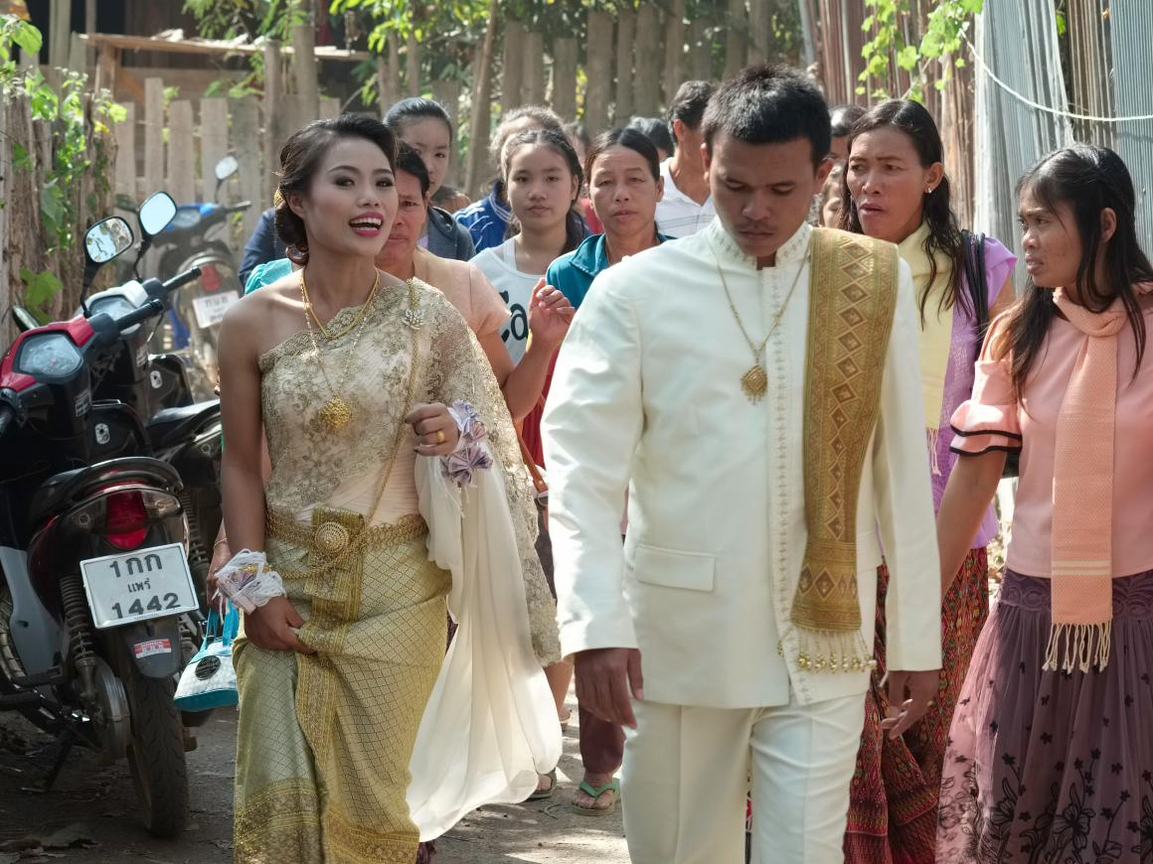 En algunas bodas tradicionales tailandesas, los novios llevan tocados a juego que se enlazan durante la ceremonia, simbolizando su unión.