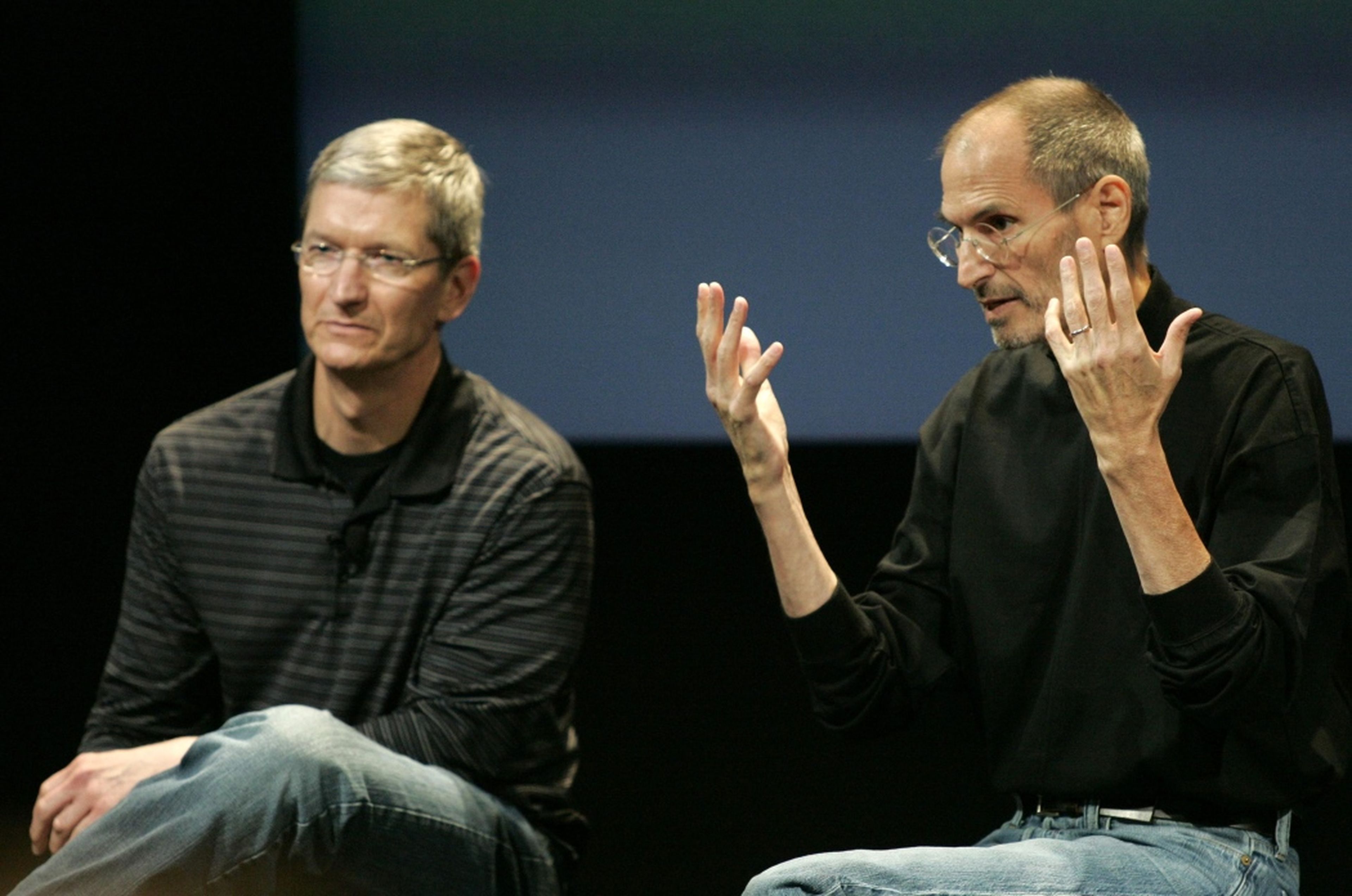 El ahora CEO de Apple, Tim Cook, y el fundador y exCEO Steve Jobs en una imagen de archivo de 2010 en una presentación en Cupertino.