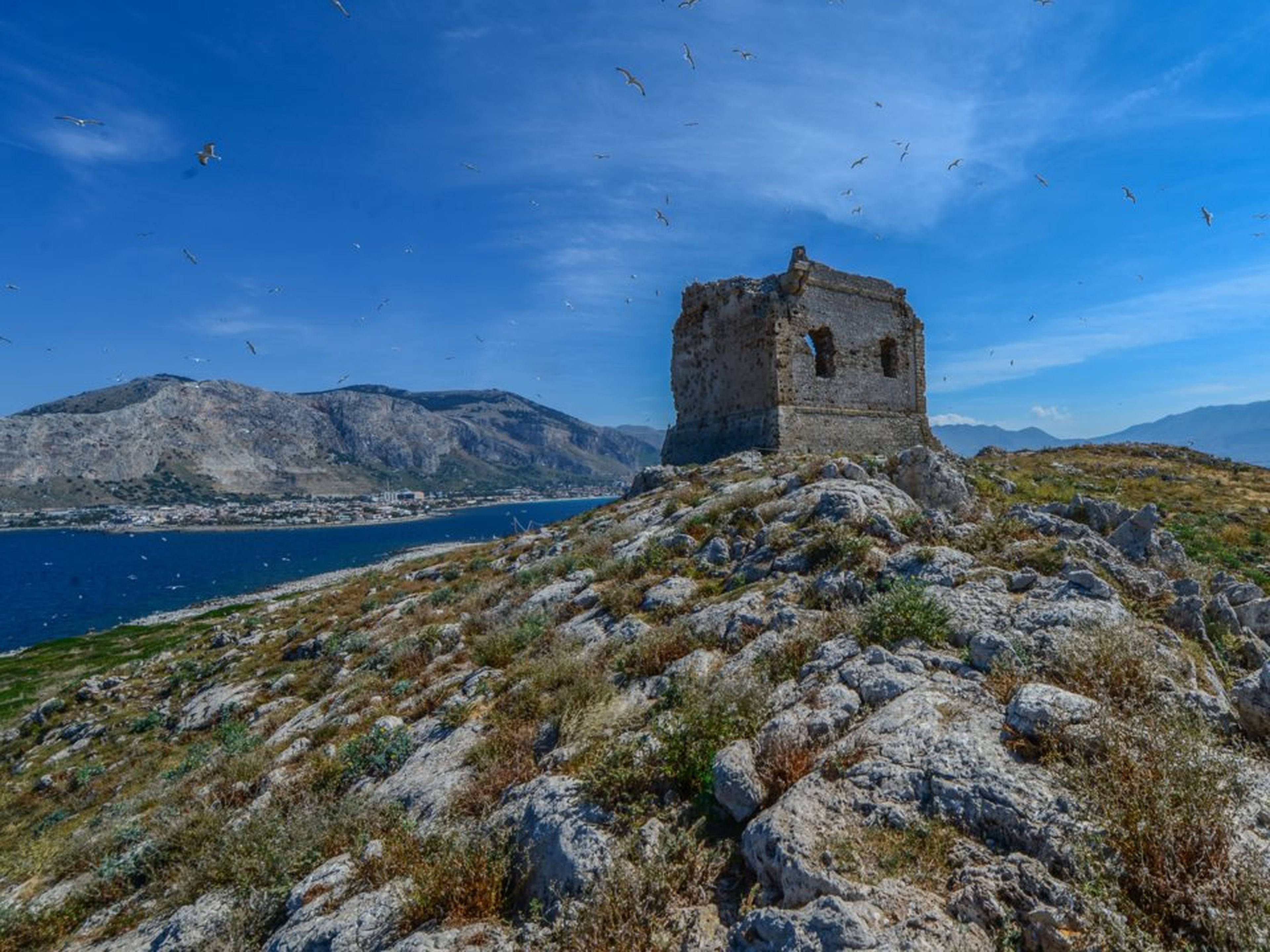 La torre derruída del siglo XVI en Isola delle Femmine