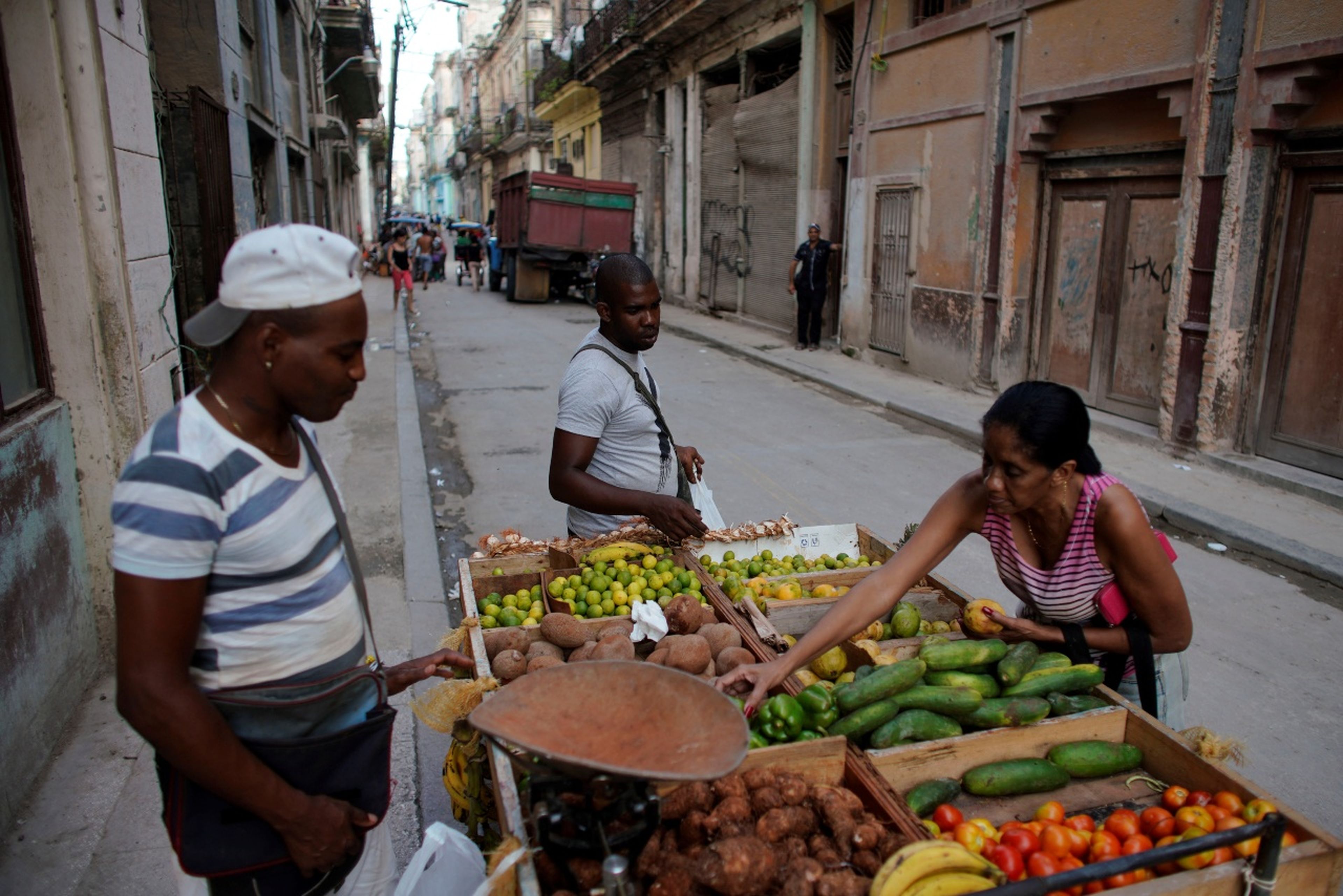 Un trabajador autónomo cubano vende fruta en una calle de La Habana