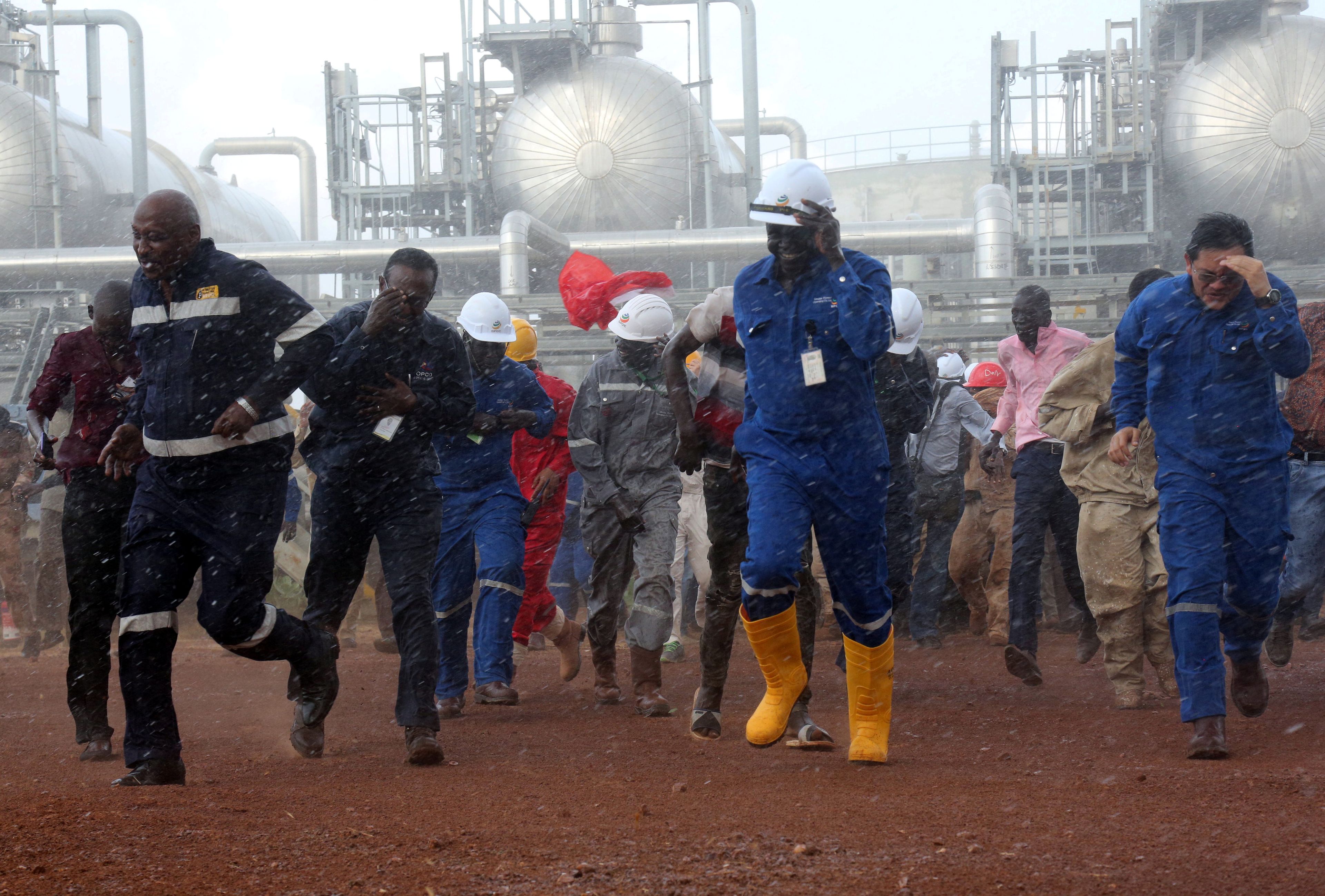 Trabajadores de una refinería de petróleo