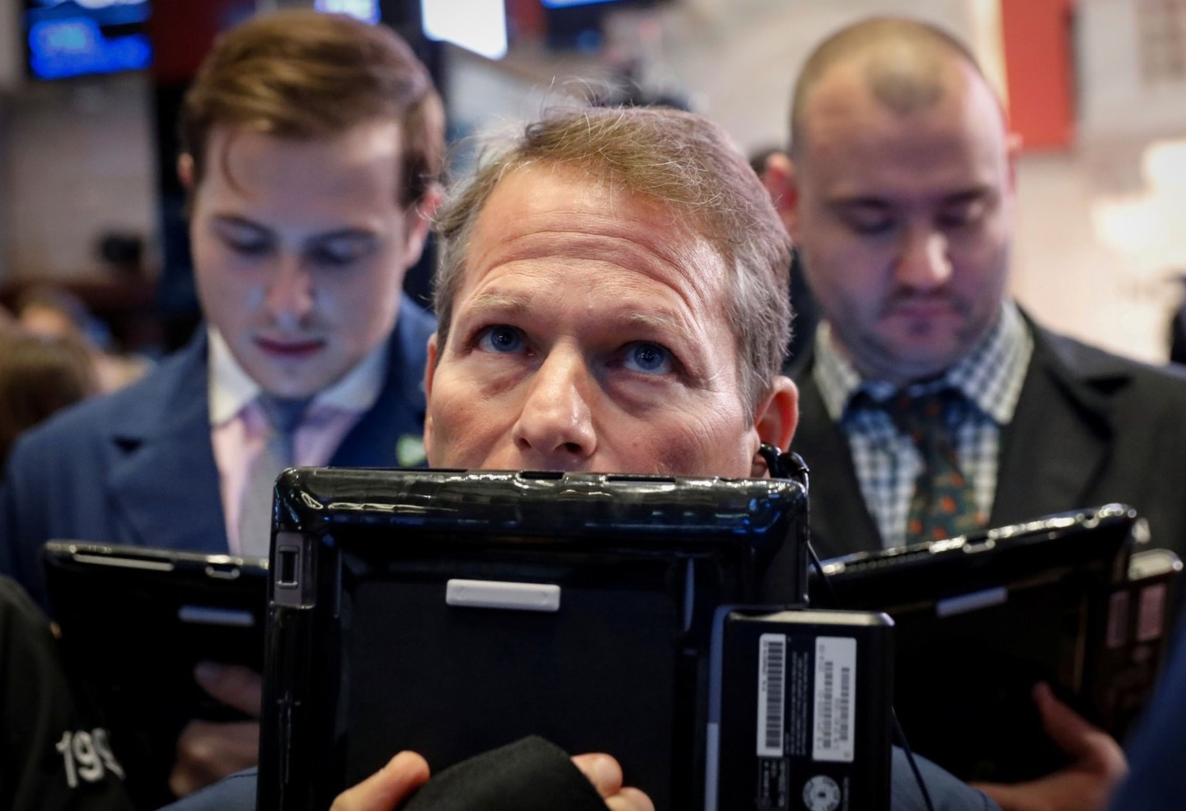 Un trader observa las pantallas de Wall Street