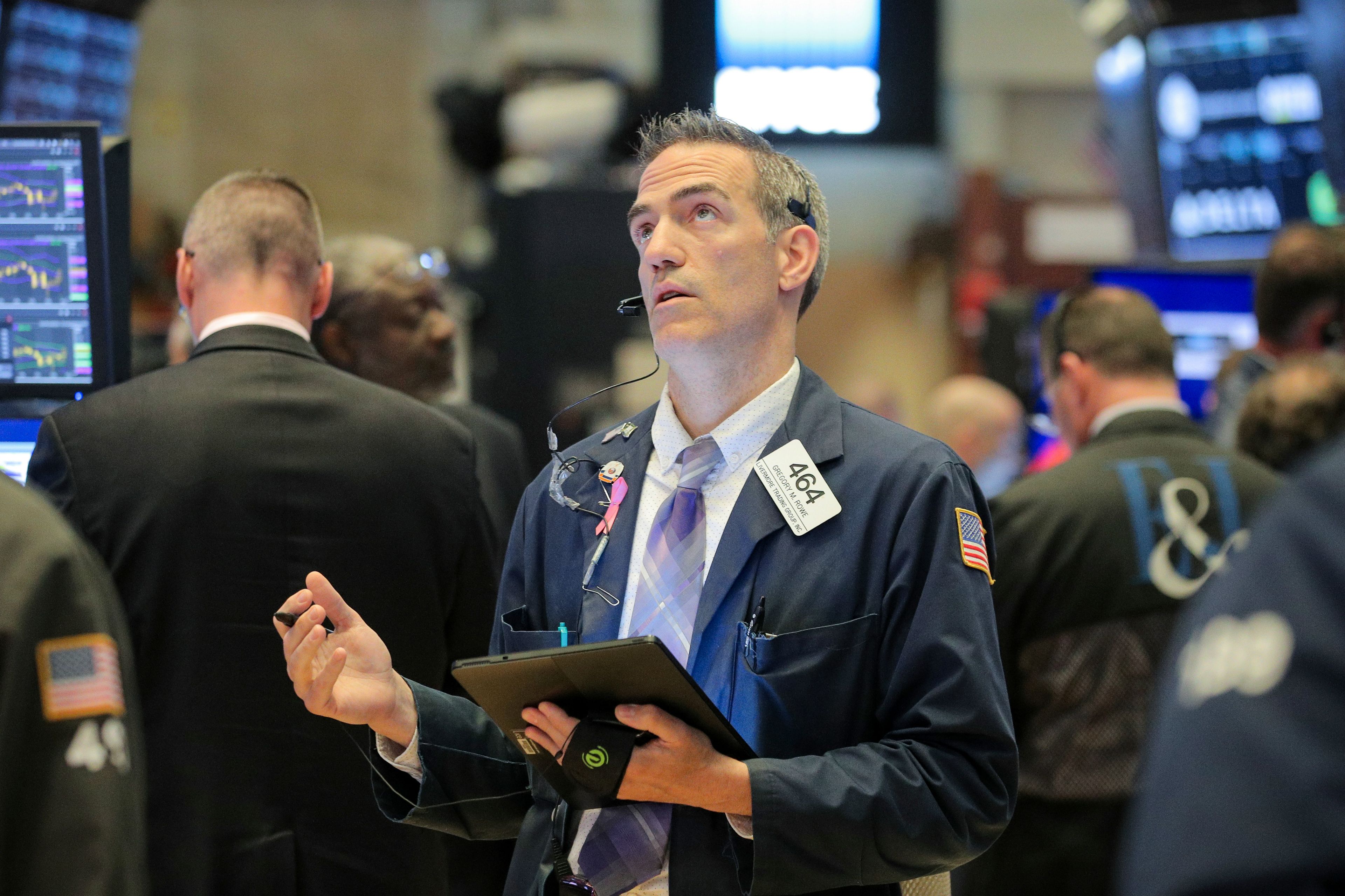 Trader observando pantallas en Wall Street