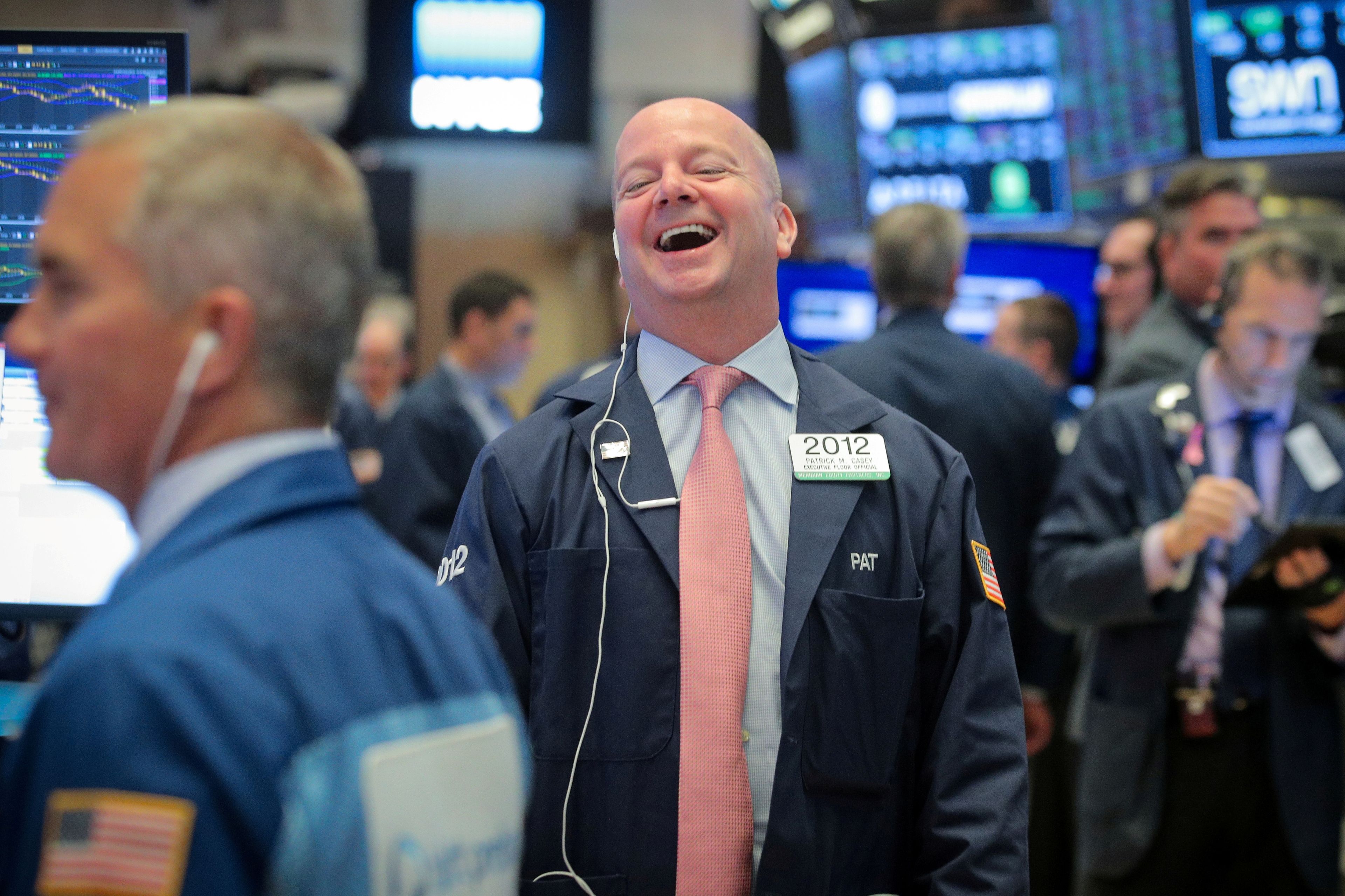 Trader riéndose en el parqué de Wall Street