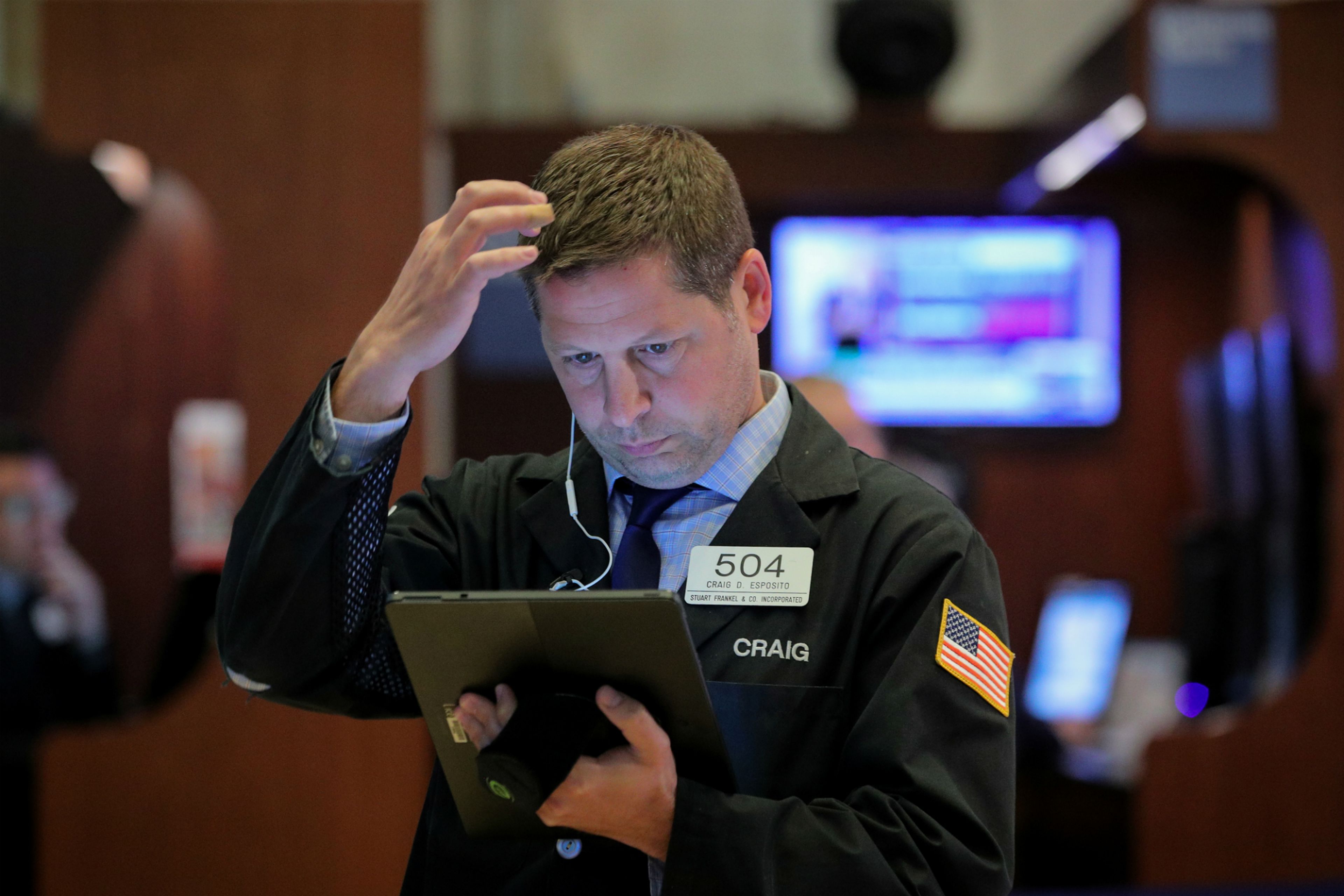Trader en Wall Street observando con preocupación