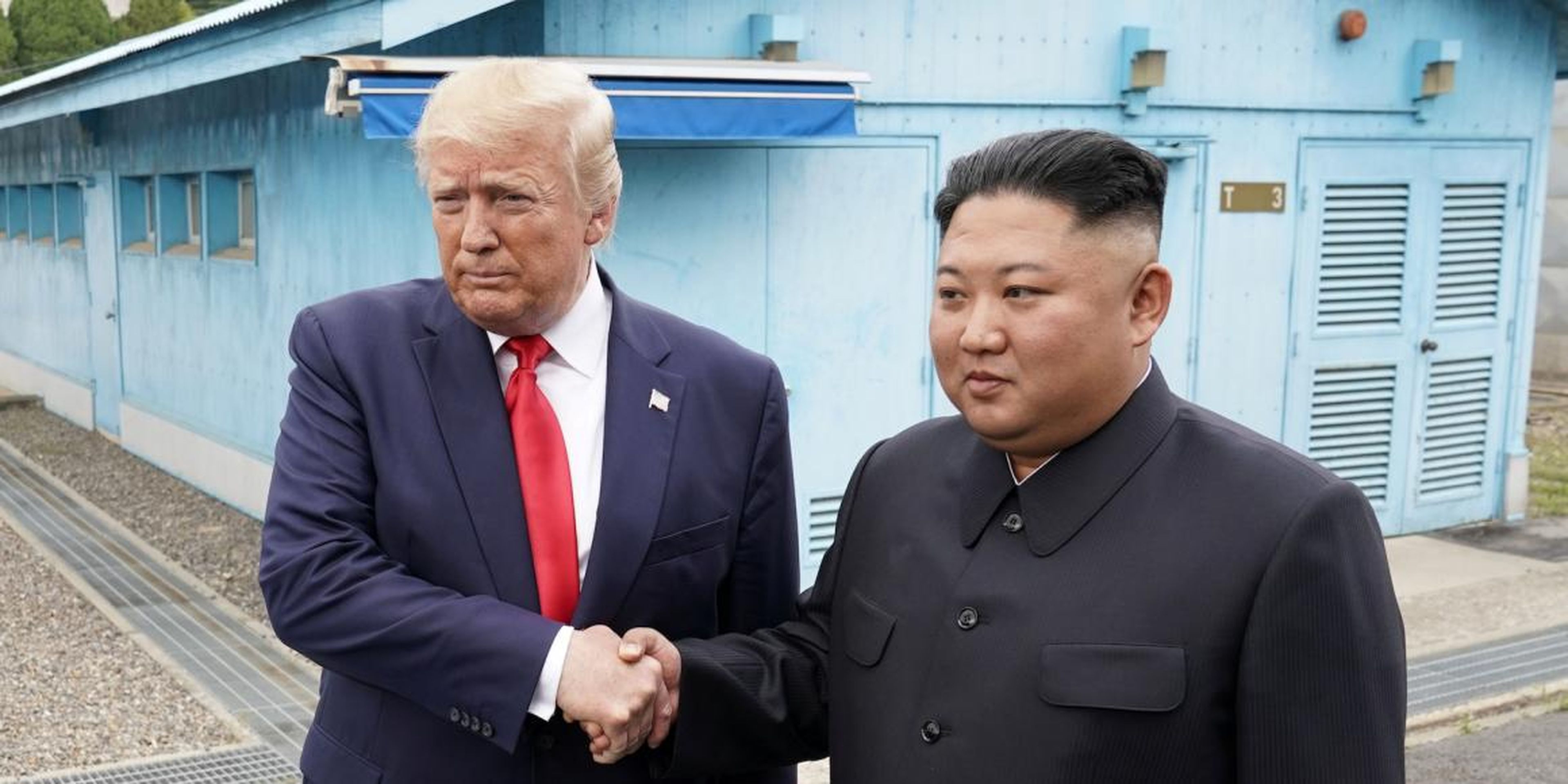 Trump y Kim Jong Un se dan la mano en la zona desmilitarizada que separa las dos Coreas